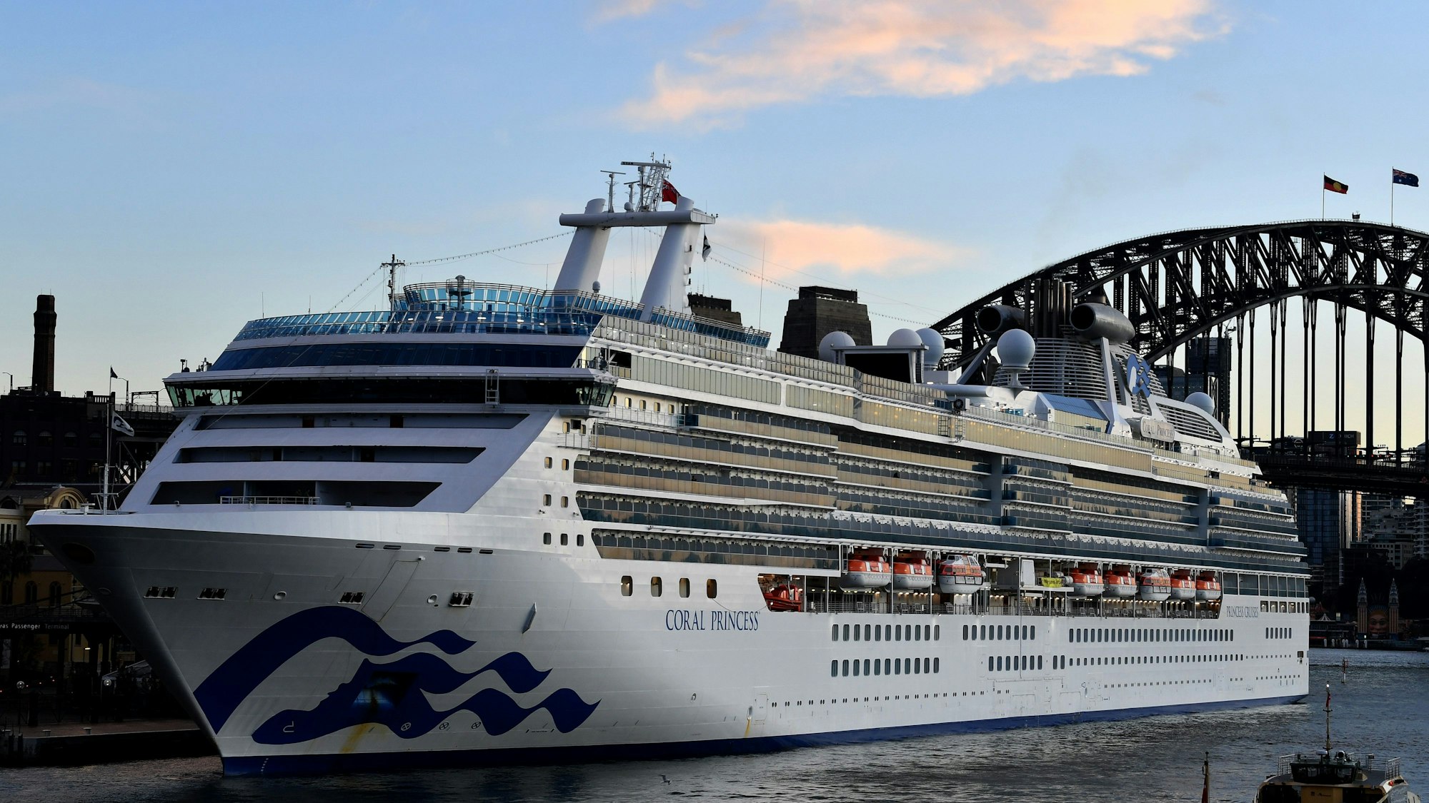 Das Kreuzfahrtschiff Coral Princess legt am Circular Quay an.