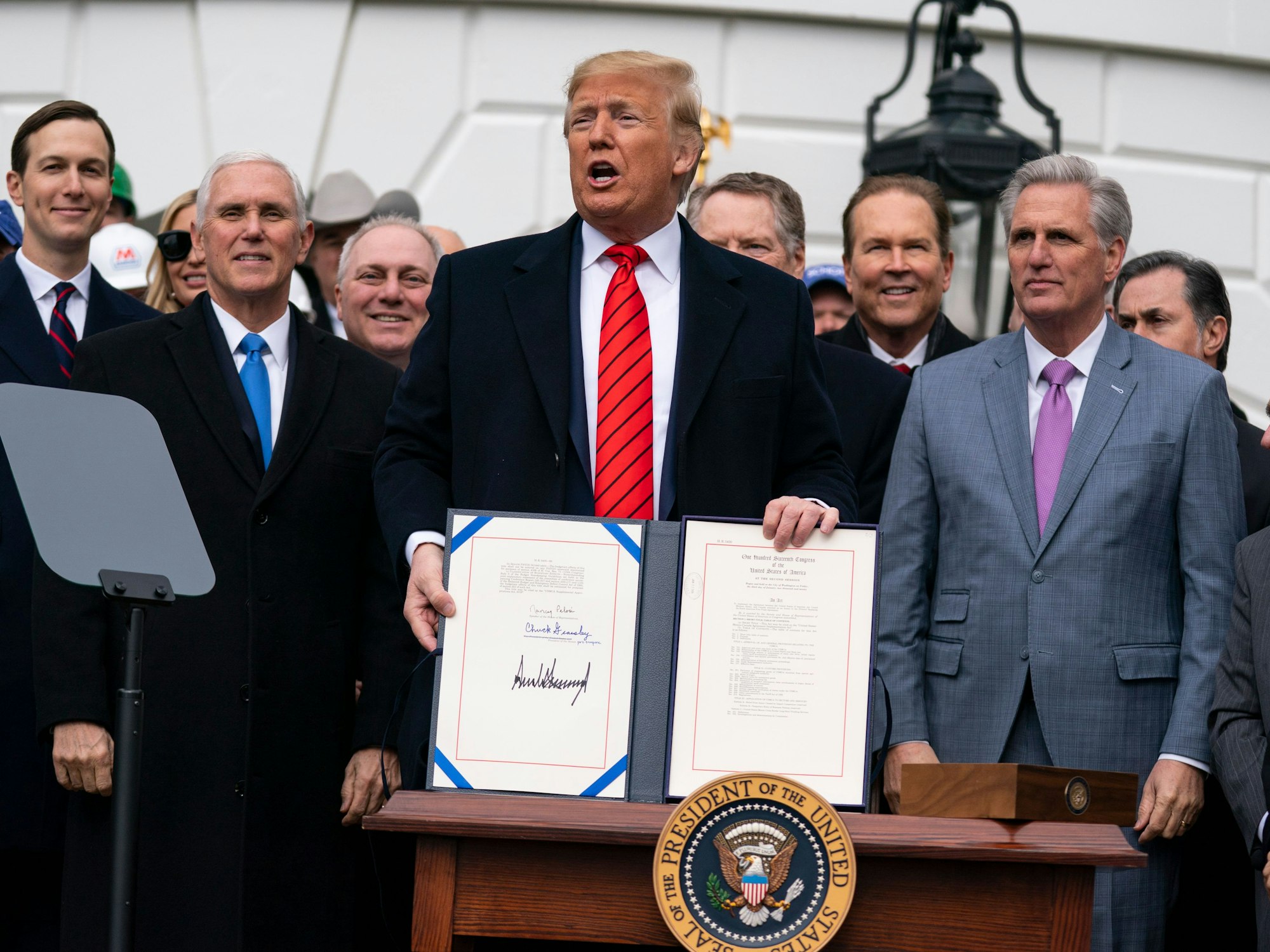 Der damalige Präsident Donald Trump, rechts von ihm Kevin McCarthy, auf einem Archivfoto (2020): McCarthy, Vorsitzender des US-Repräsentantenhauses, wurde abgesetzt.