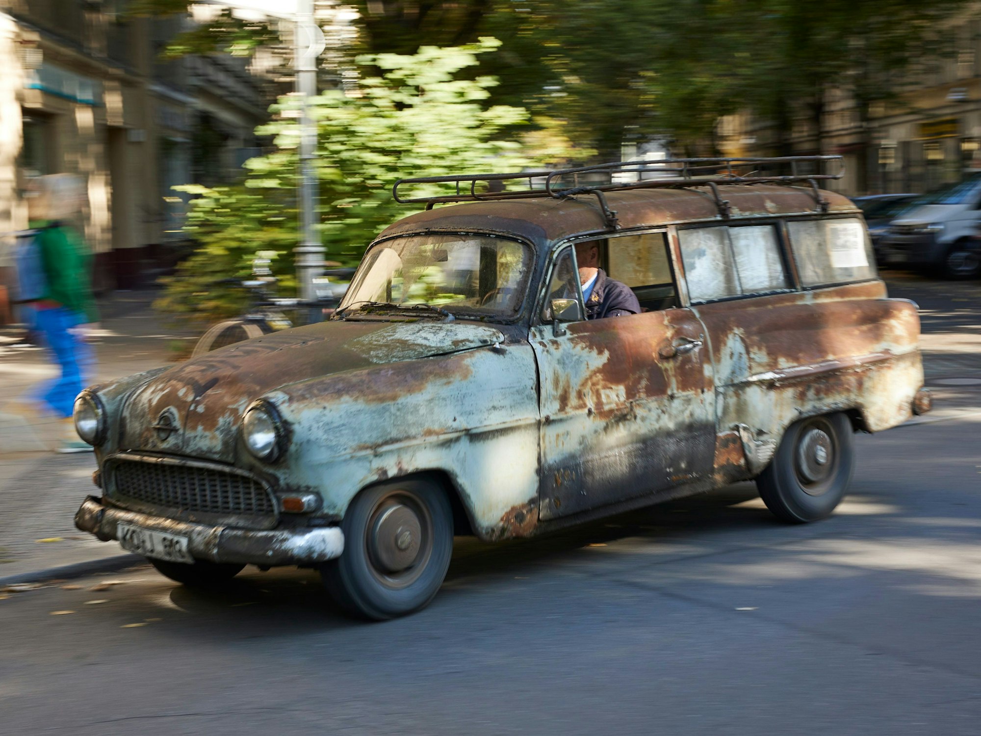 Der Professor im Ruhestand, Hanns-Lüdecke Rodewald, fährt in seinem 1956 gebauten Oldtimer Opel Olympia.