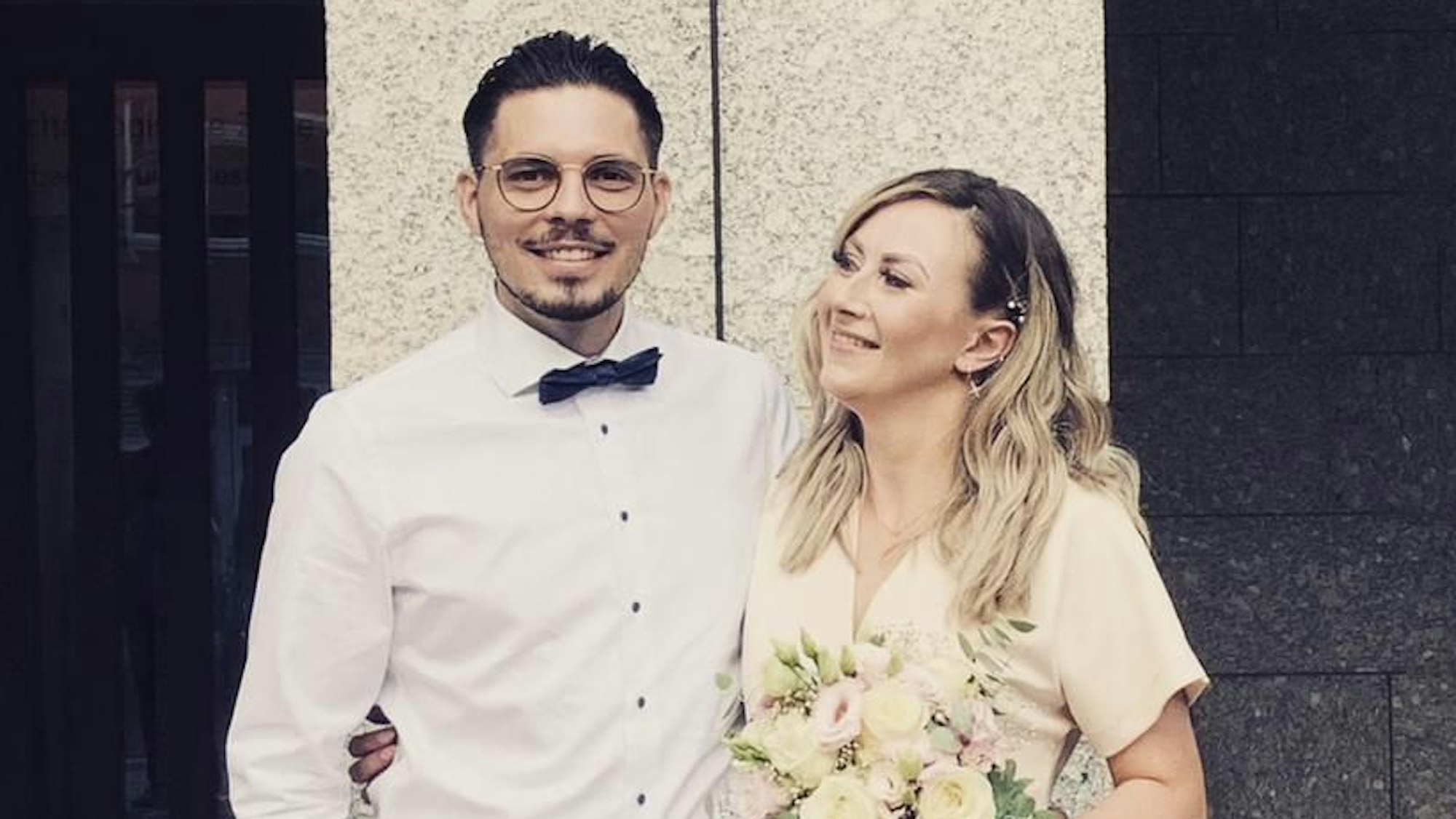 Ella Rössler (links) und ihr Mann Jan vor dem Standesamt.