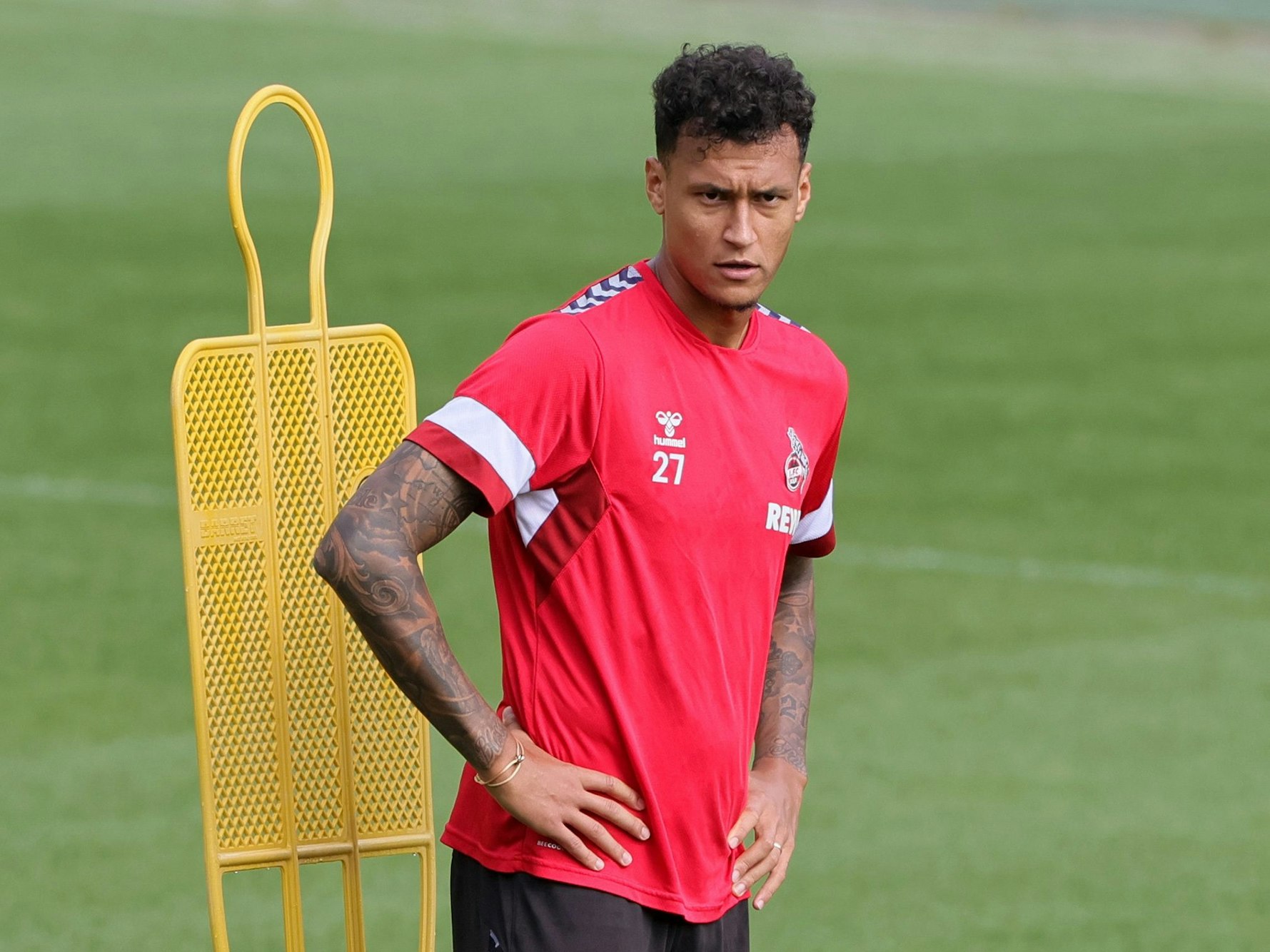 Davie Selke steht auf dem Trainingsplatz beim 1. FC Köln.