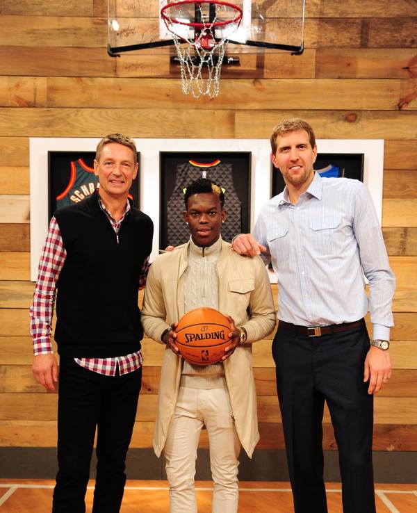 Die NBA-Stars Detlef Schrempf (l-r), Dennis Schröder und Dirk Nowitzki stehen bei einem gemeinsamen Gespräch für den Streaming-Dienst DAZN zusammen (28. Februar 2017).