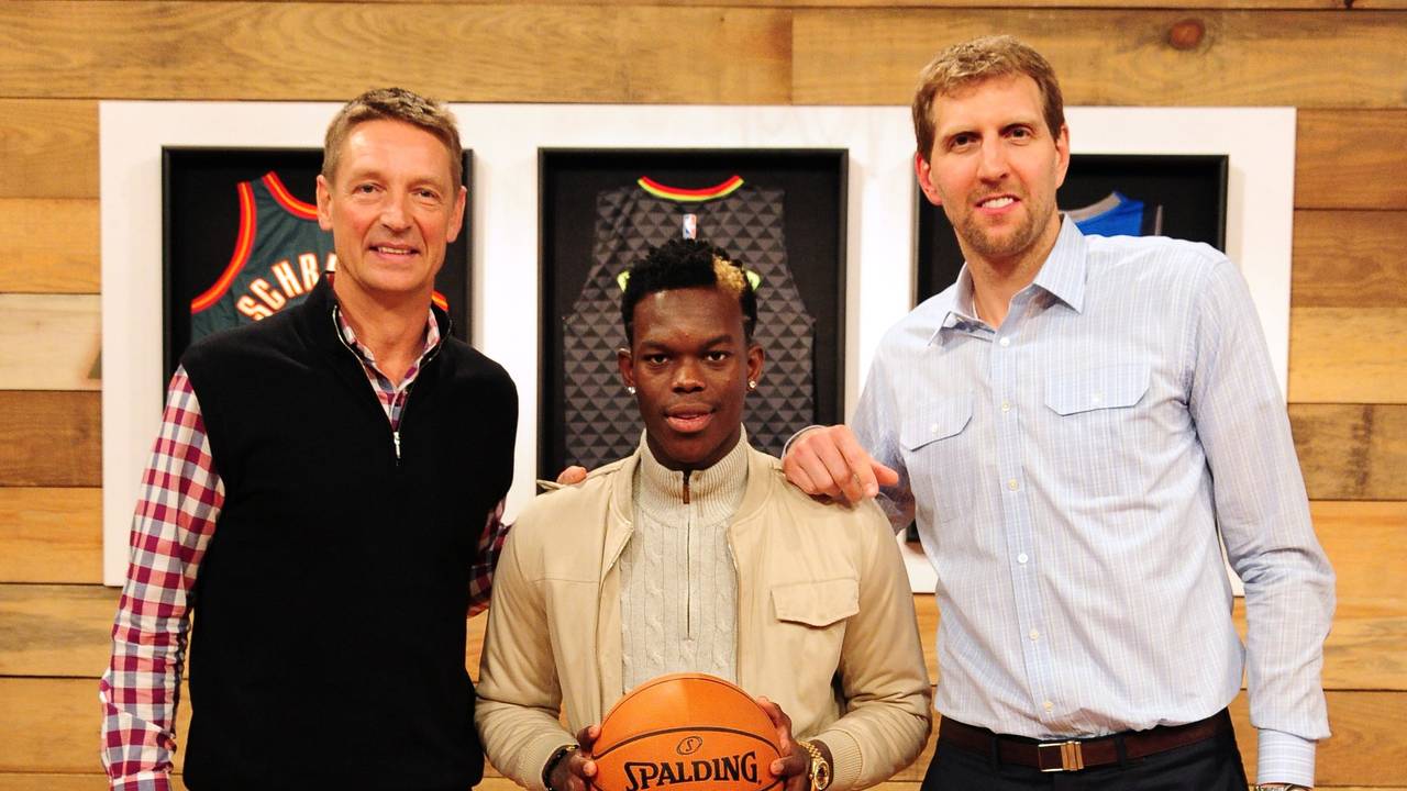Die NBA-Stars Detlef Schrempf (l-r), Dennis Schröder und Dirk Nowitzki stehen bei einem gemeinsamen Gespräch für den Streaming-Dienst DAZN zusammen (28. Februar 2017).