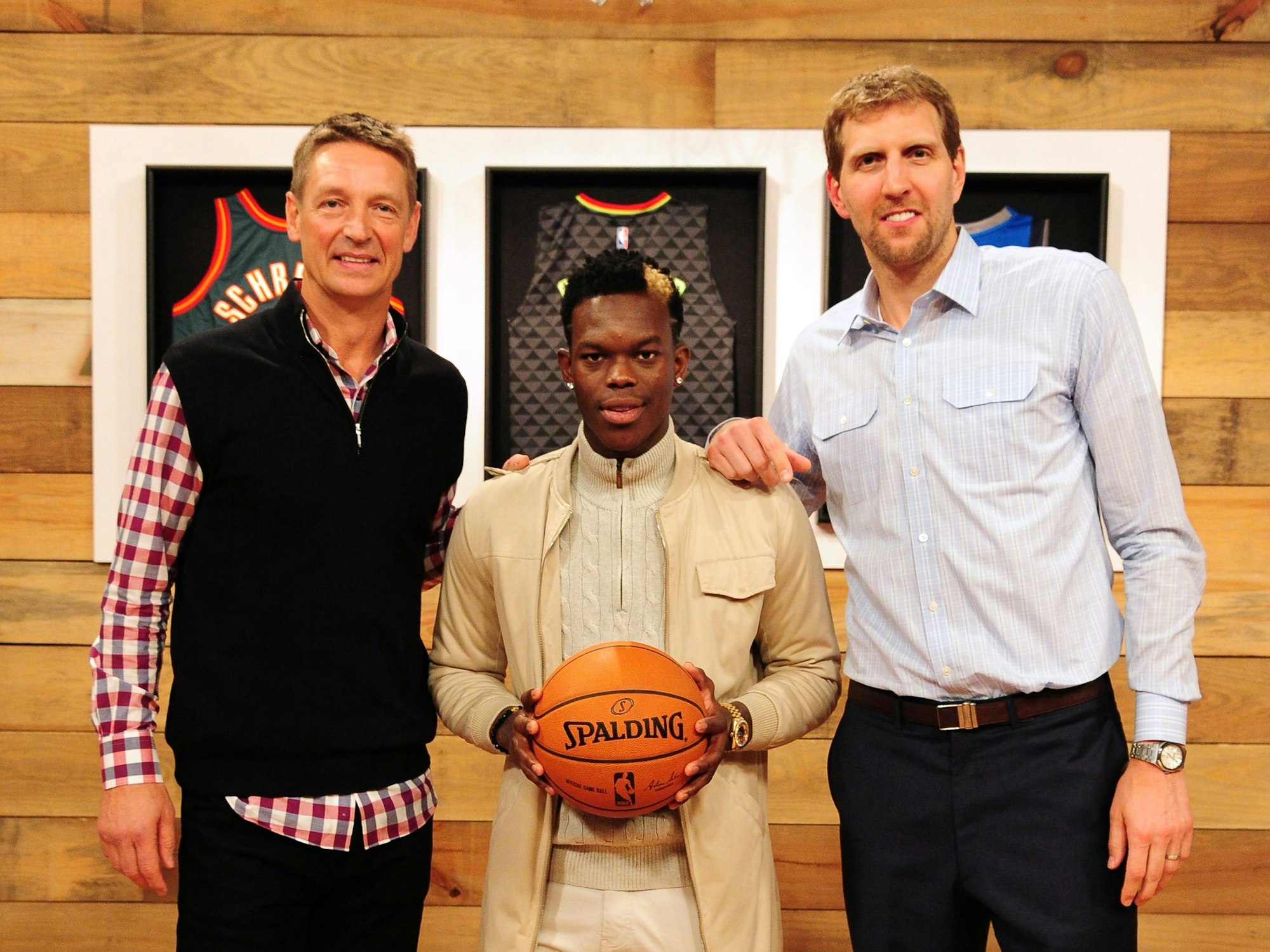 Die NBA-Stars Detlef Schrempf (l-r), Dennis Schröder und Dirk Nowitzki stehen bei einem gemeinsamen Gespräch für den Streaming-Dienst DAZN zusammen (28. Februar 2017).