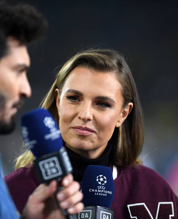 Laura Wontorra mit DAZN-Experte Jonas Hummels vor dem Spiel zwischen Borussia Dortmund und Milan.