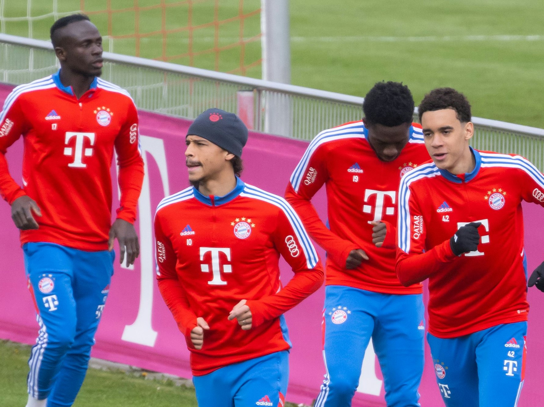 Sadio Mane, Leroy Sane, Alphonso Davies und Jamal Musiala (v.l.) laufen im Traning des FC Bayern München