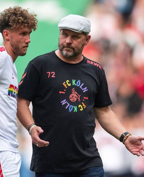 Rhein-Energie-Stadion: Luca Waldschmidt (l) und Trainer Steffen Baumgart sprechen über das Spiel gegen Stuttgart.