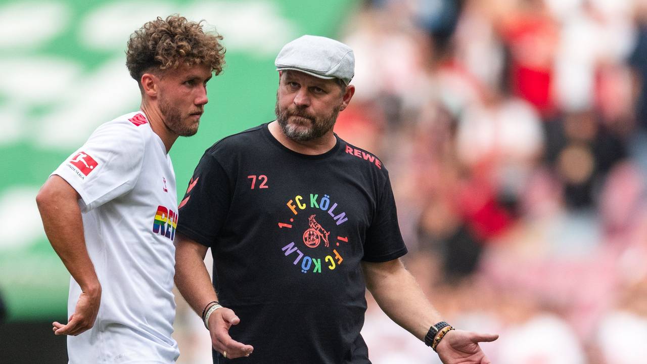 Rhein-Energie-Stadion: Luca Waldschmidt (l) und Trainer Steffen Baumgart sprechen über das Spiel gegen Stuttgart.