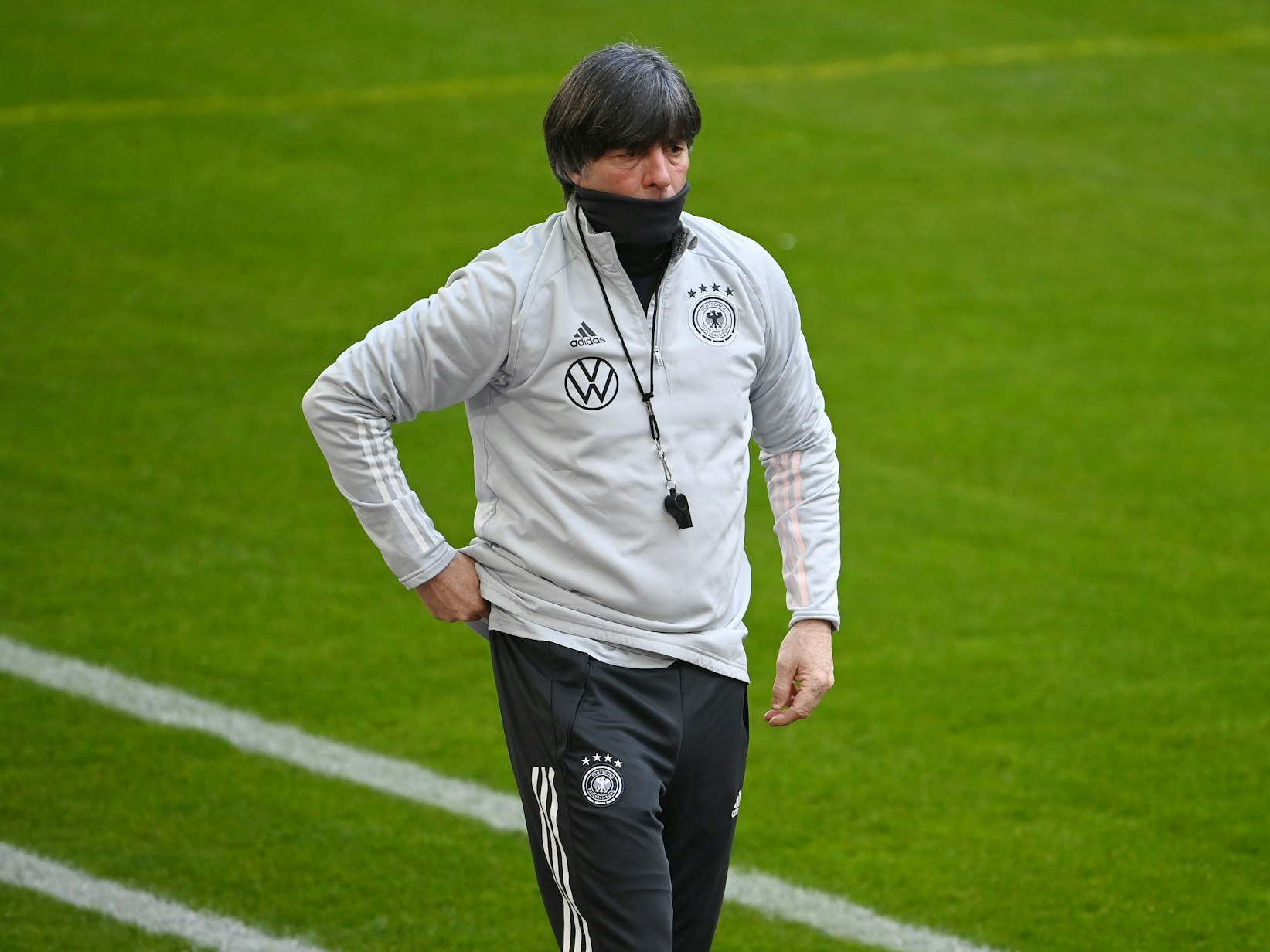 Jogi Löw läuft über den Fußballplatz.