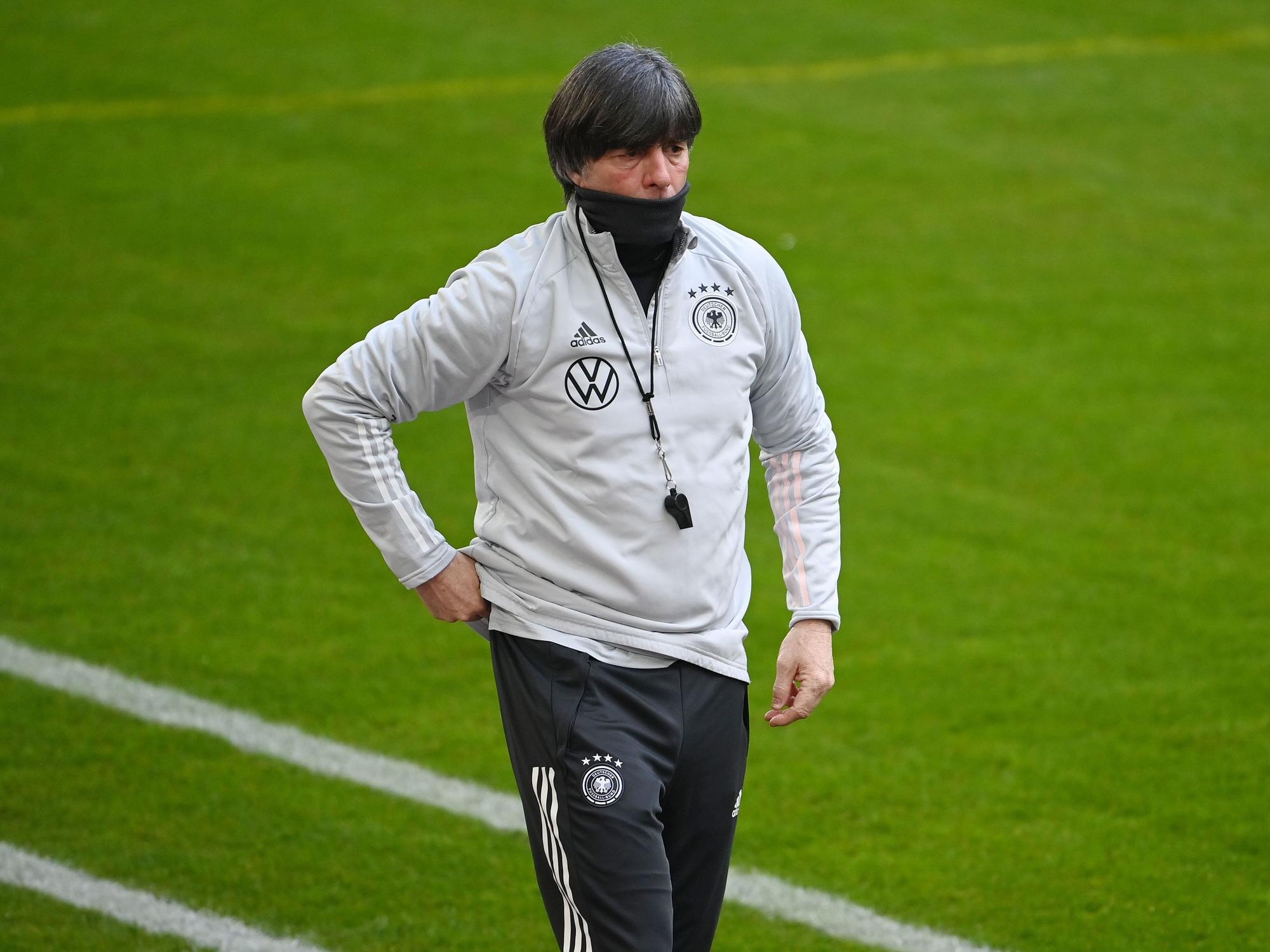 Jogi Löw läuft über den Fußballplatz.