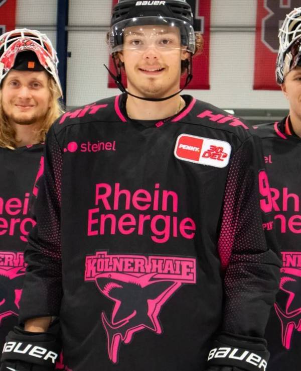 Die Pinktober-Trikots der Kölner Haie, präsentiert von Hänelt (Mitte), Pantkowski (l.) und Ancicka (r.).