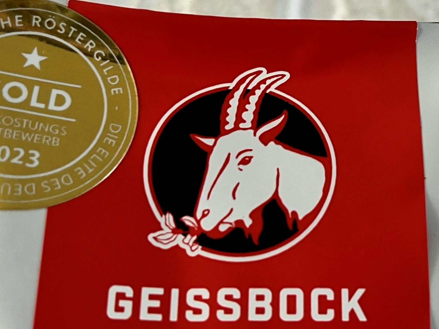 Eine Packung Kaffee – „Geissbock-Röstung“.