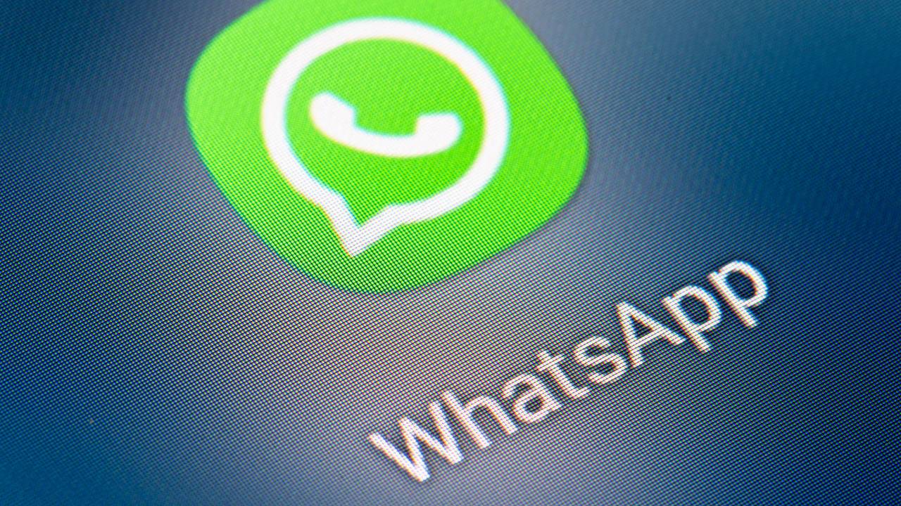 Auf dem Bildschirm eines Smartphones sieht man das Icon der App „WhatsApp“, hier im Januar 2022.