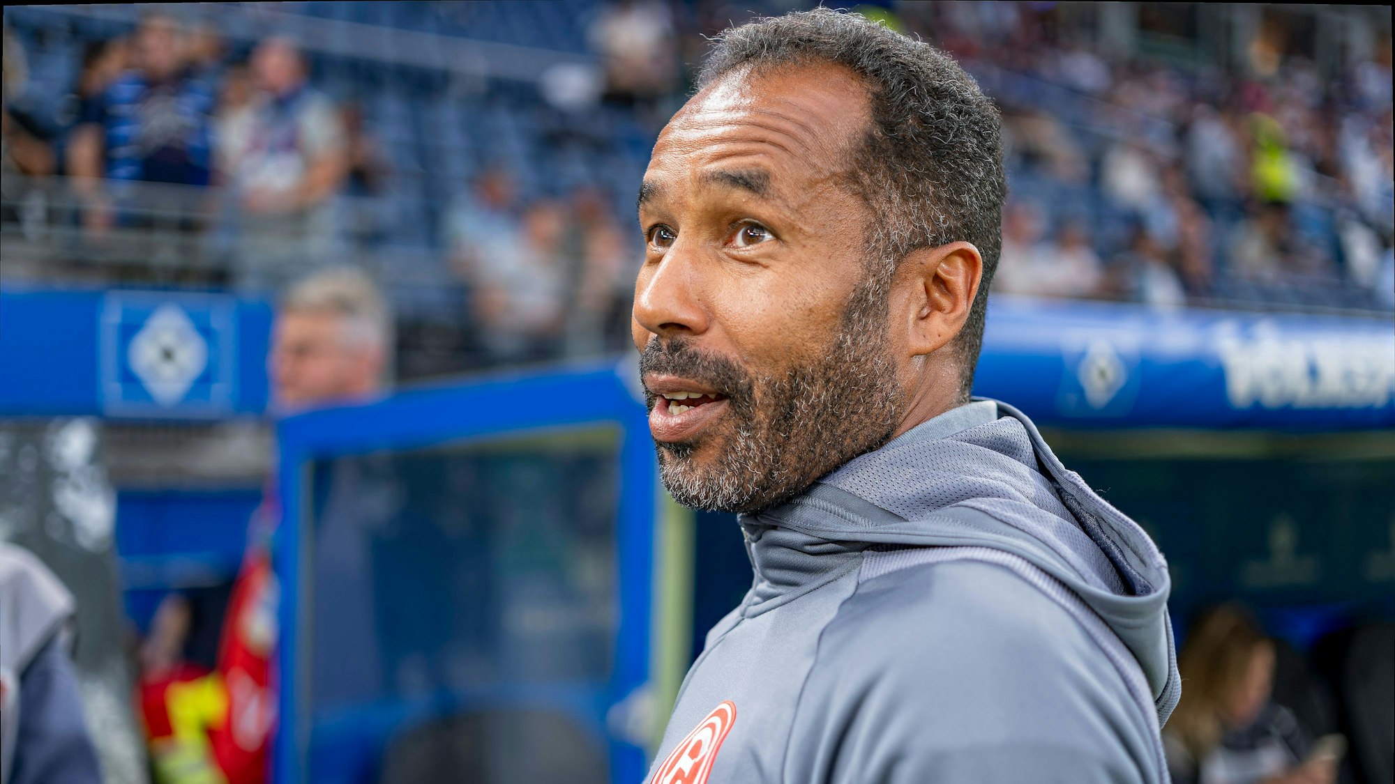 Fortuna Düsseldorfs Cheftrainer Daniel Thioune steht beim Auswärtsspiel gegen den Hamburger SV auf dem Platz.