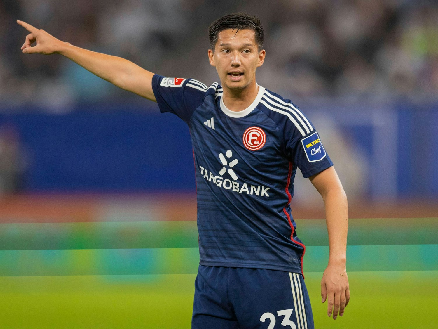 Fortuna Düsseldorfs Shinta Appelkamp gestikuliert im Spiel beim Hamburger SV auf dem Platz.