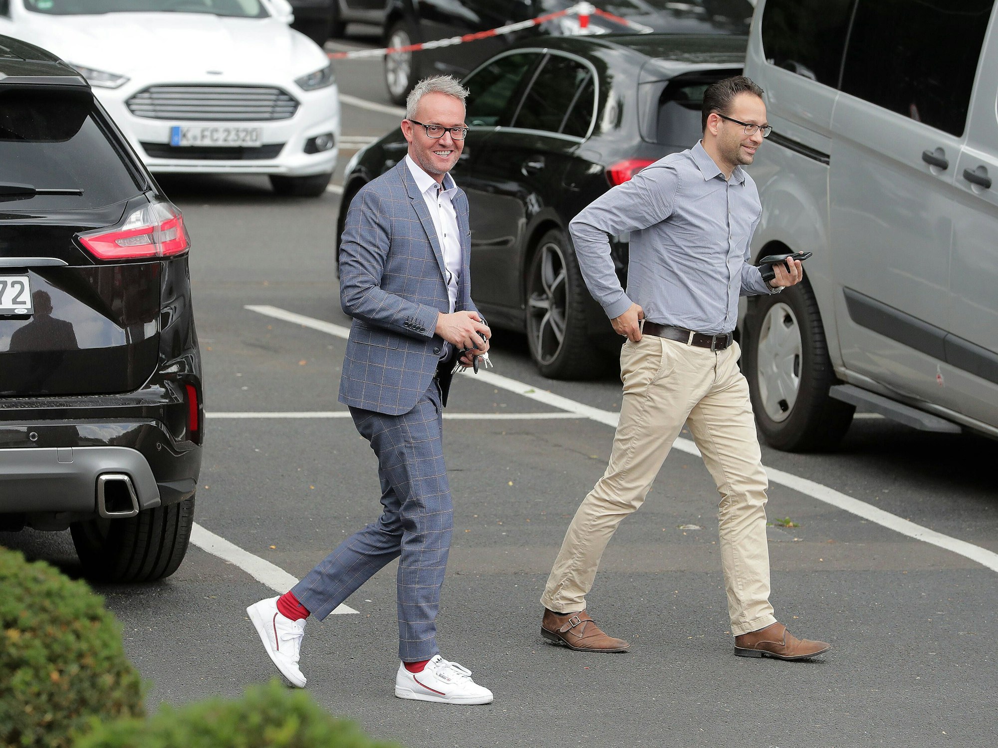 Alexander Wehrle und Tobias Kaufmann auf dem Parkplatz am Geißbockheim