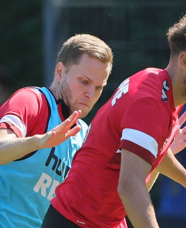 Luca Waldschmidt im Training beim 1. FC Köln im Zweikampf mit Benno Schmitz.