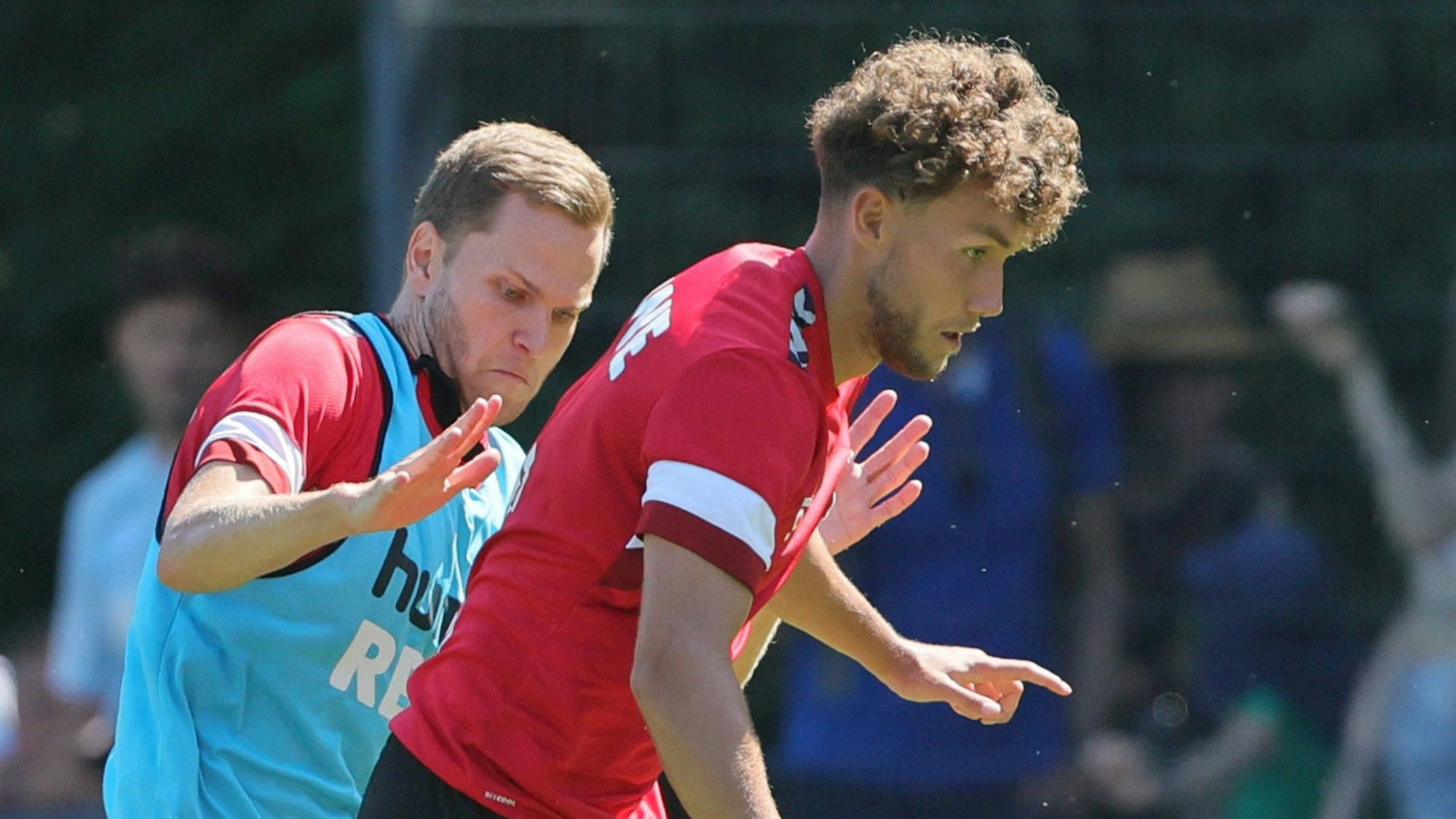 Luca Waldschmidt im Training beim 1. FC Köln im Zweikampf mit Benno Schmitz.