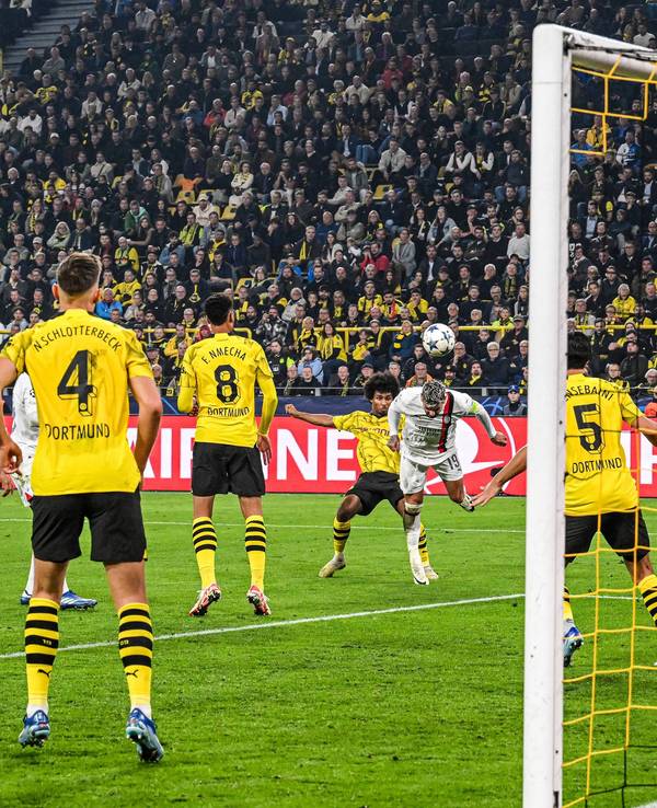 Theo Hernández köpft für Milan gegen den BVB aufs Tor. Karim Adeyemi kommt zu spät.