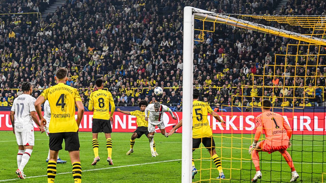 Theo Hernández köpft für Milan gegen den BVB aufs Tor. Karim Adeyemi kommt zu spät.