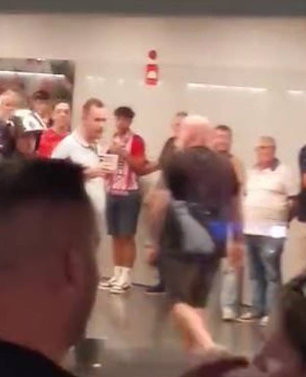 Chaotische Szenen mitsamt Polizei-Einsatz beim Spiel in der Champions League zwischen Atlético Madrid und Feyenoord Rotterdam.