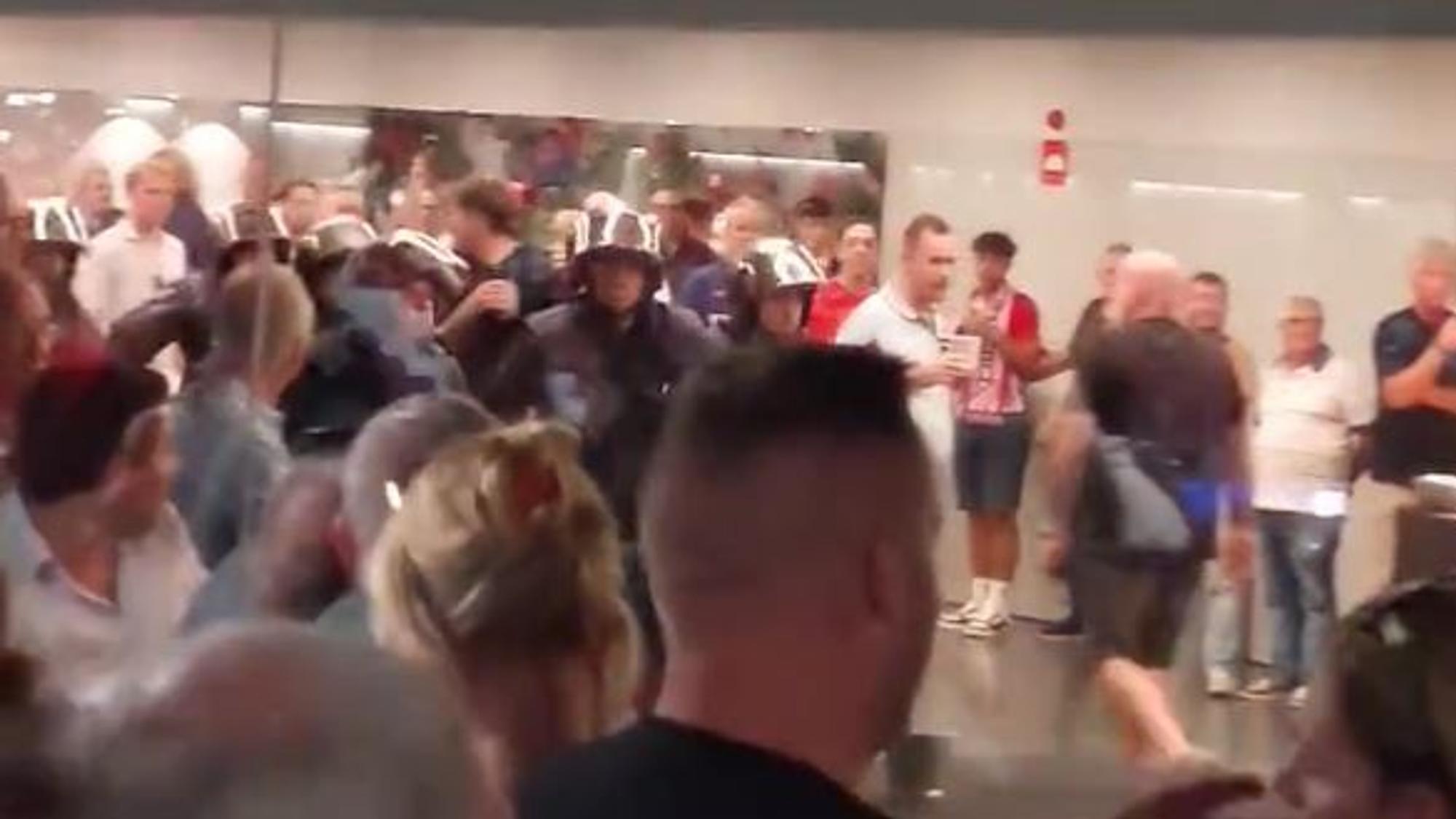 Chaotische Szenen mitsamt Polizei-Einsatz beim Spiel in der Champions League zwischen Atlético Madrid und Feyenoord Rotterdam.