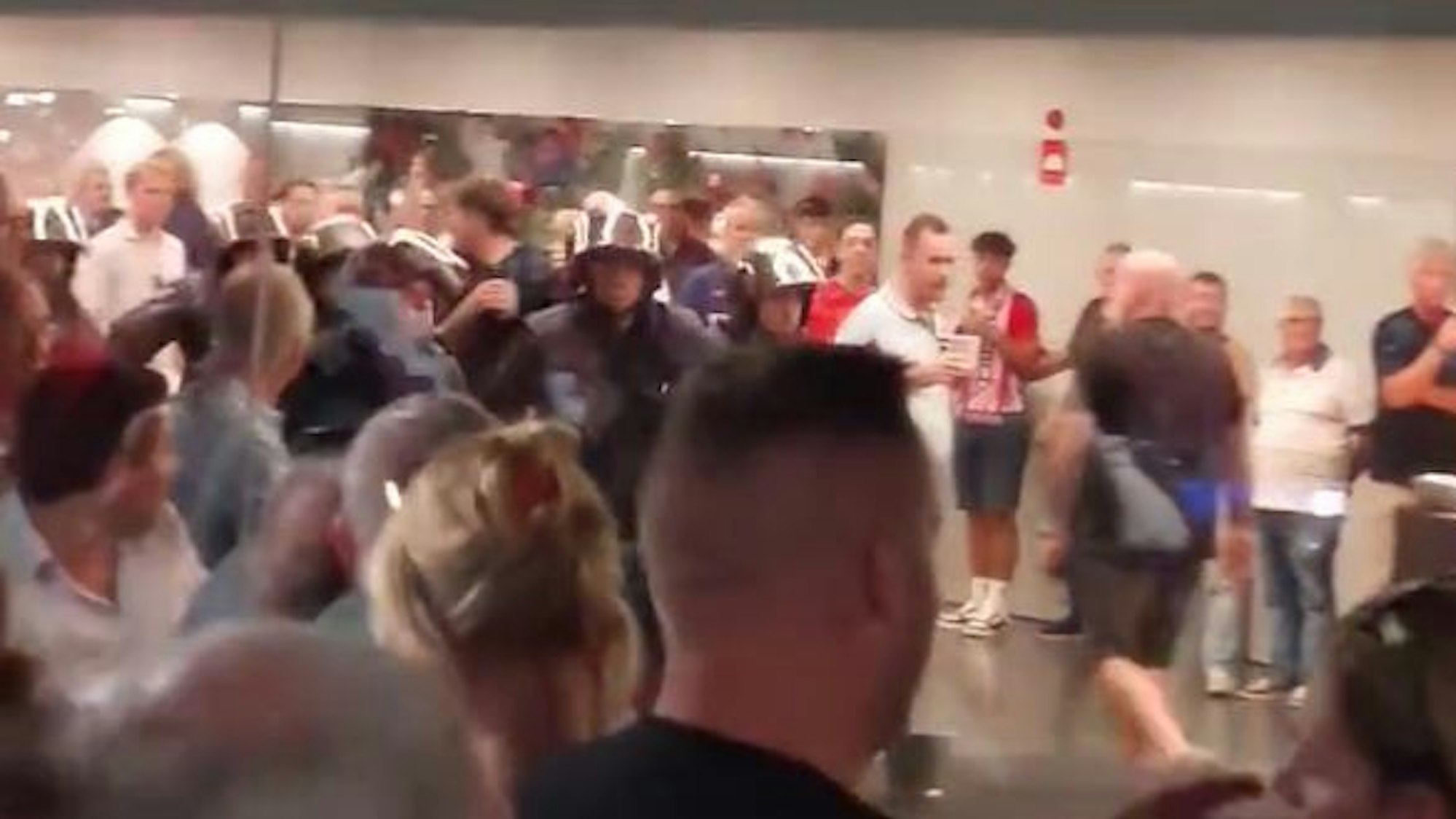 Chaotische Szenen mitsamt Polizei-Einsatz beim Spiel in der Champions League zwischen Atlético Madrid und Feyenoord Rotterdam.