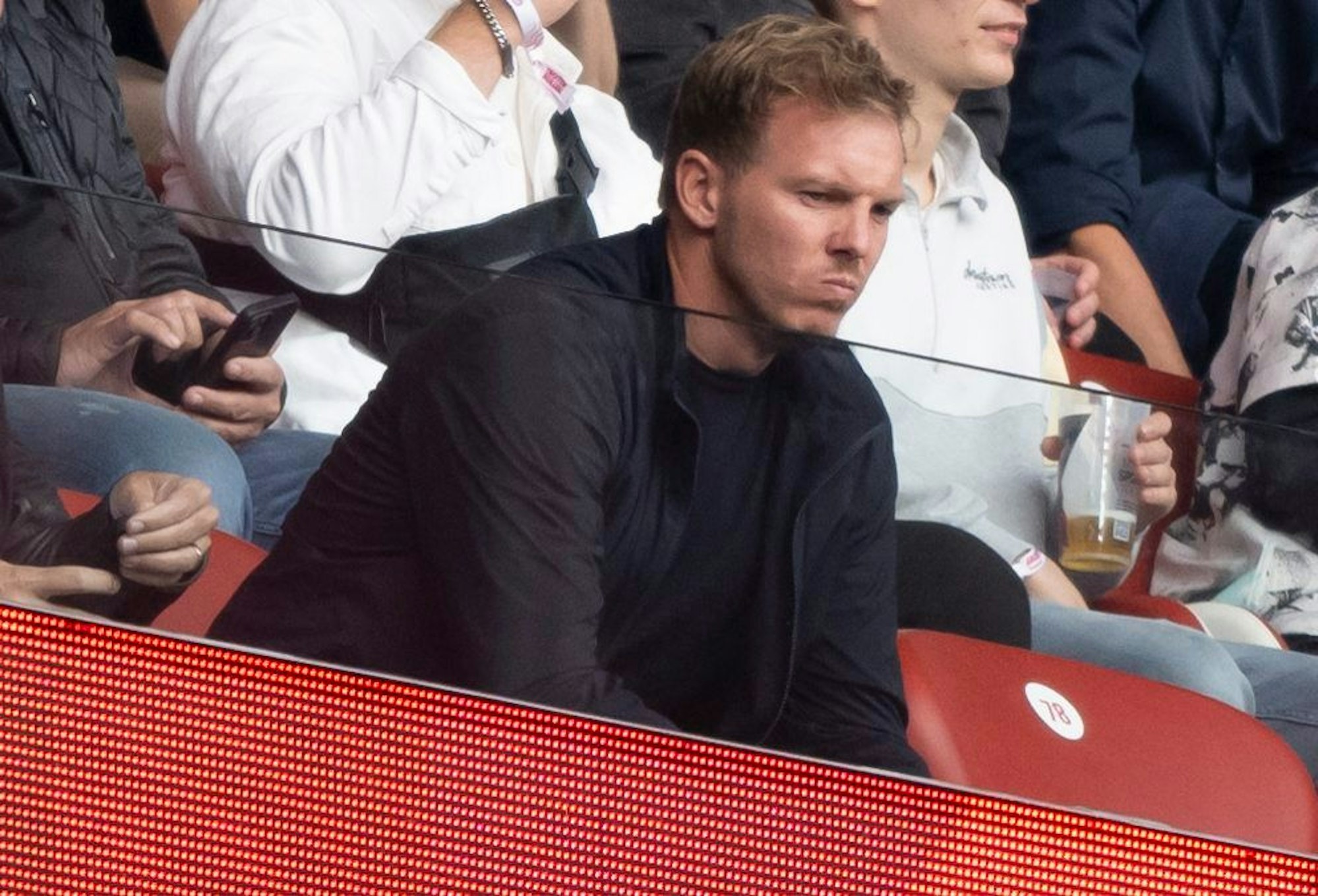Julian Nagelsmann sitzt auf der Tribüne und schaut sich das Spiel Leipzig - Bayern an.