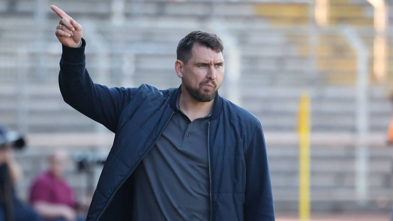 Patrick Helmes, hier am 24. September 2023 als Trainer in Siegen.