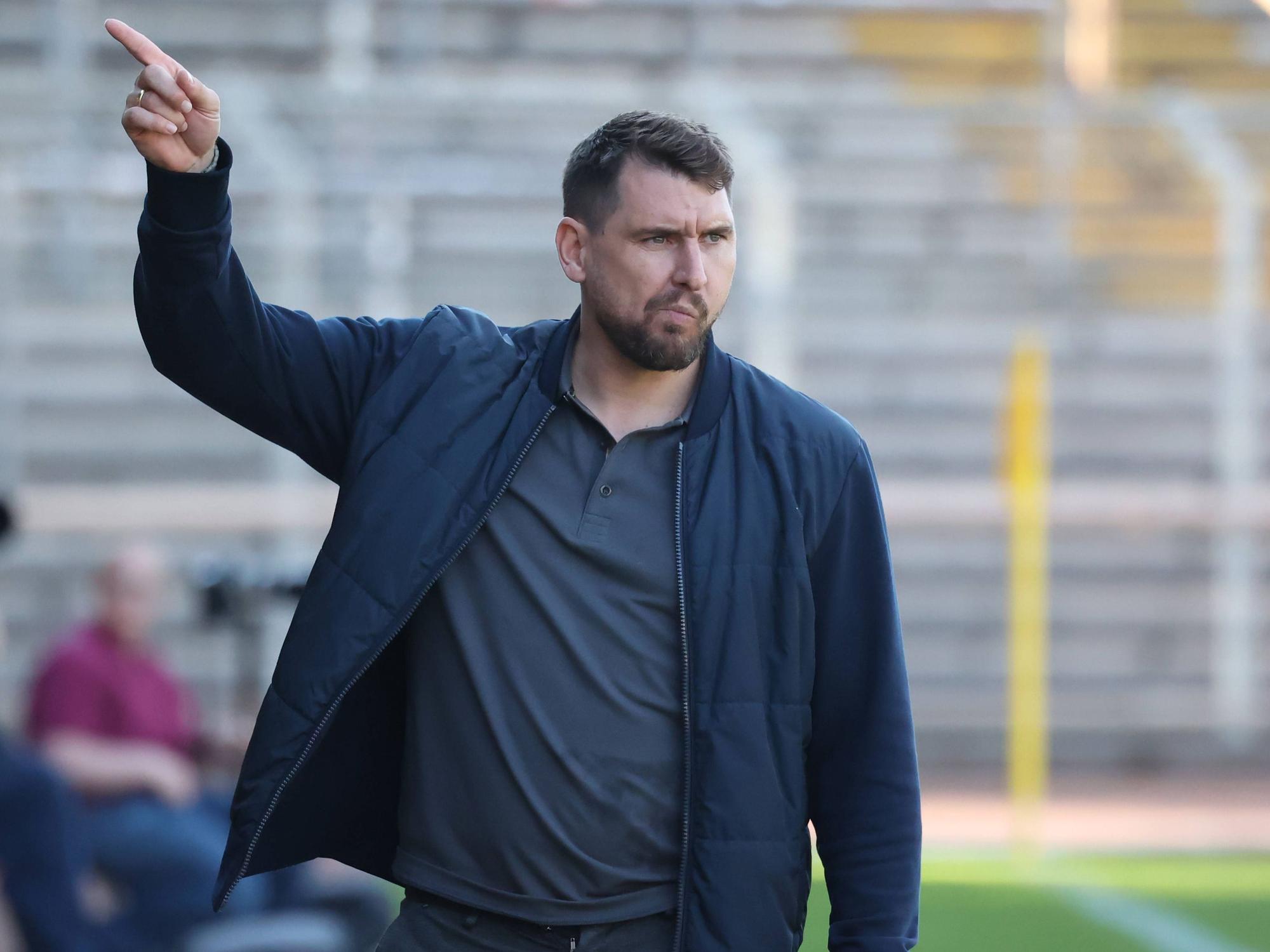 Trainer Patrick Helmes gibt Kommandos.