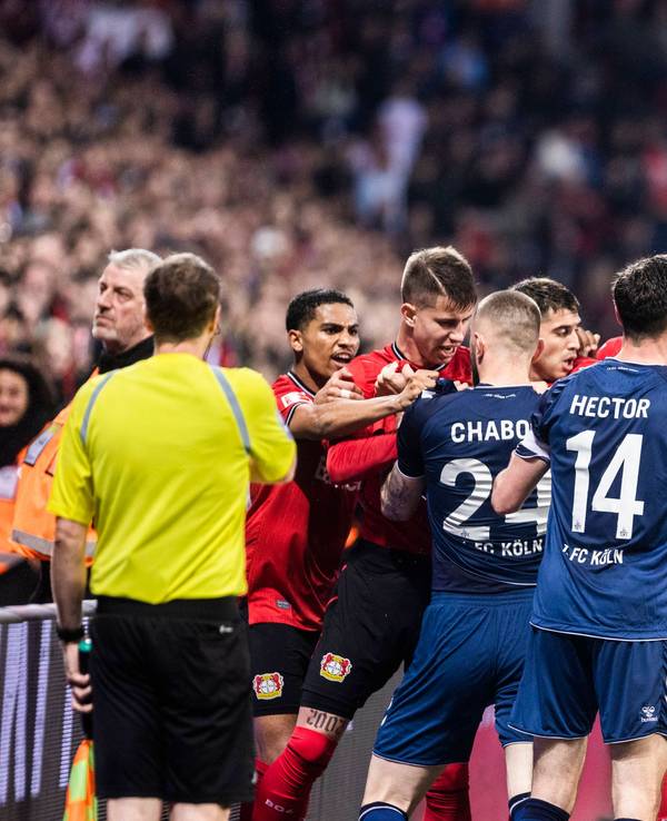 Leverkusen gegen Köln: Rudelbildung zwischen den Spielern beim Spiel der in der Bundesliga