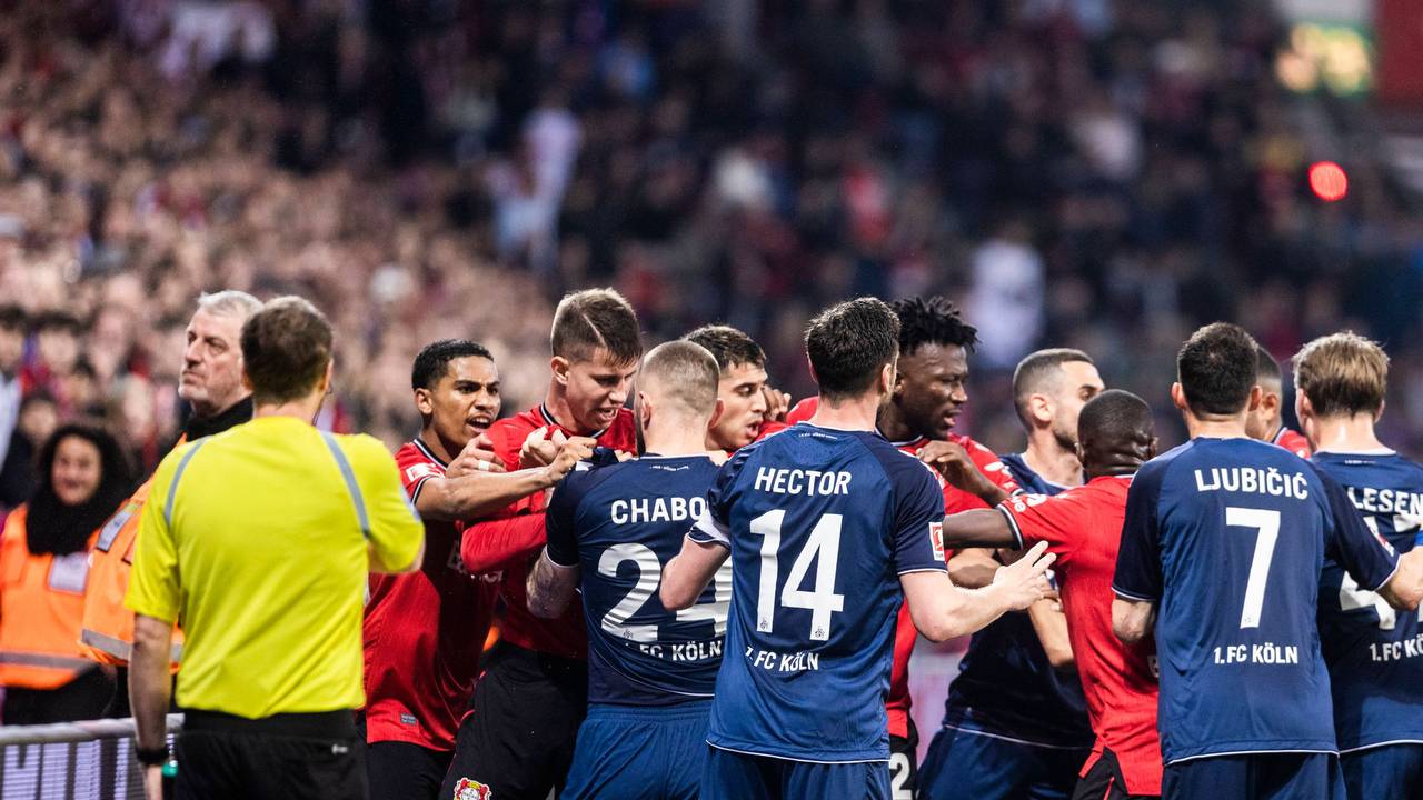 Leverkusen gegen Köln: Rudelbildung zwischen den Spielern beim Spiel der in der Bundesliga