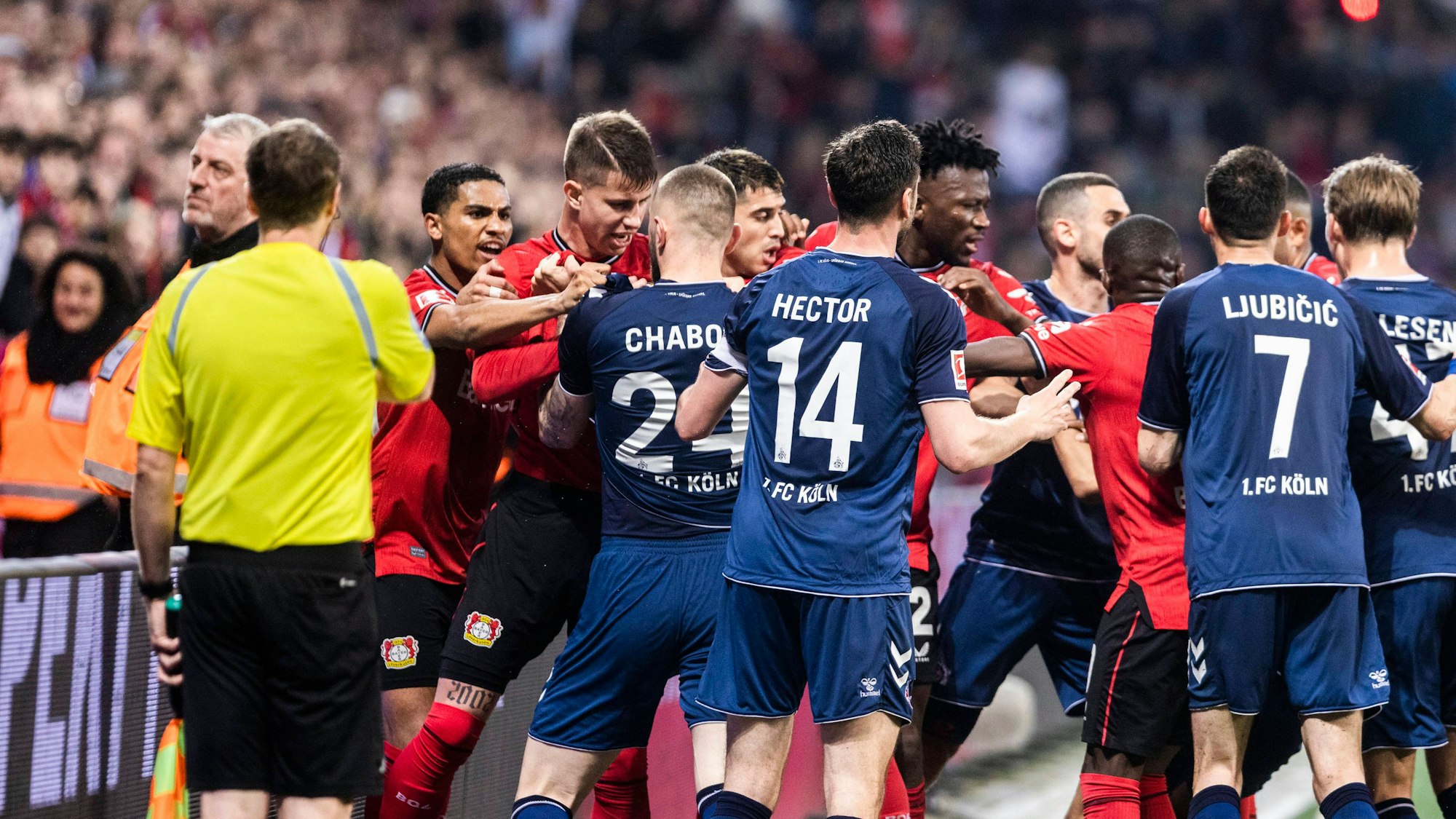 Leverkusen gegen Köln: Rudelbildung zwischen den Spielern beim Spiel der in der Bundesliga
