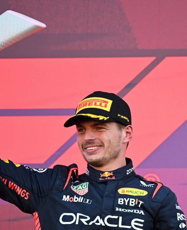 Max Verstappen jubelt über einen Renn-Sieg in der Formel 1.