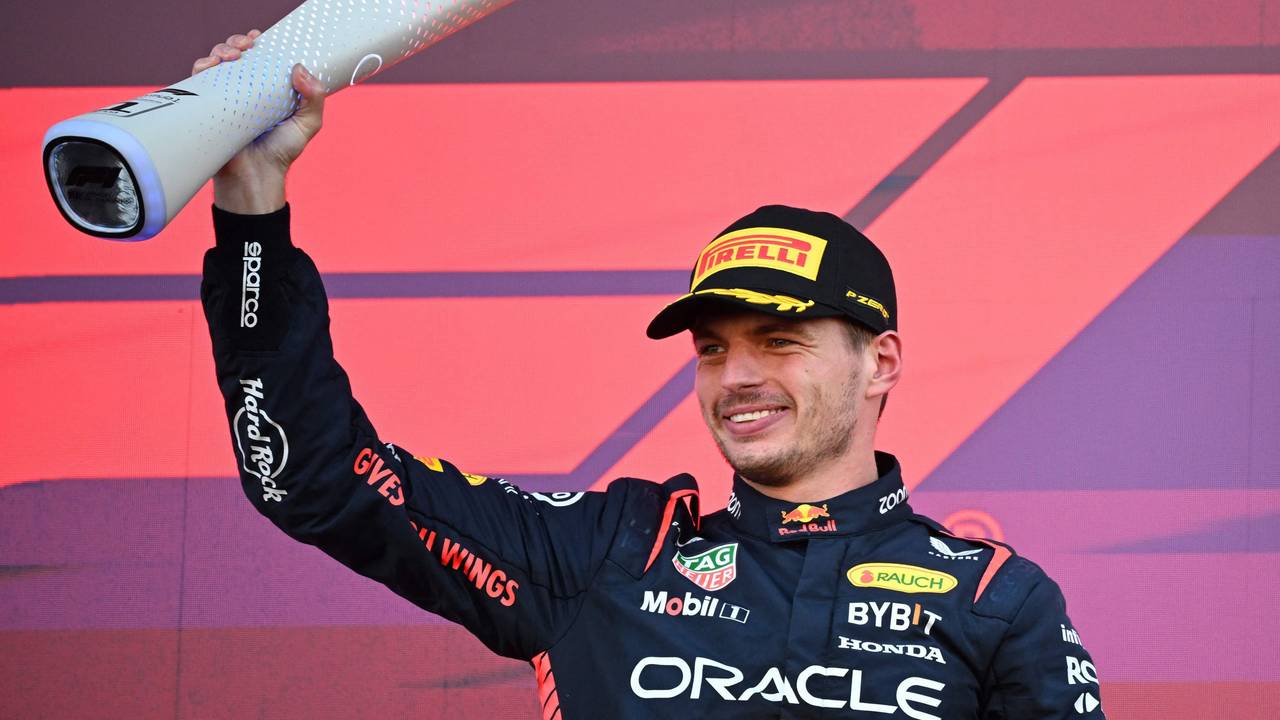 Max Verstappen jubelt über einen Renn-Sieg in der Formel 1.