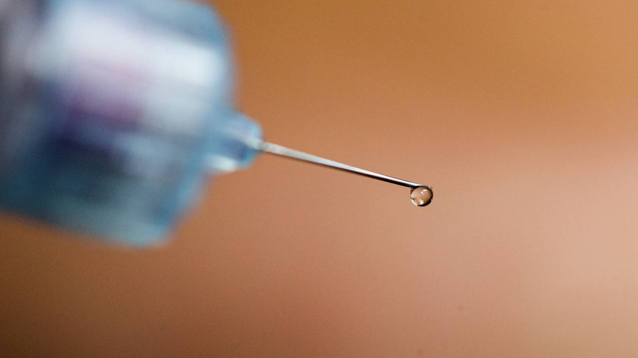 Das undatierte Foto zeigt eine Spritze, aus der Flüssigkeit tropft.