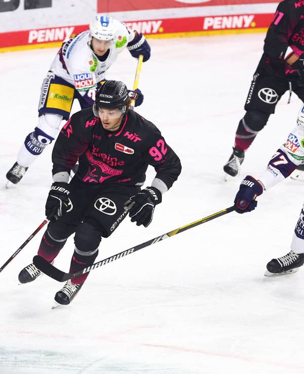 Hakon Hänelt (Kölner Haie) gegen Eisbär Eric Hördler im DEL-Spiel.