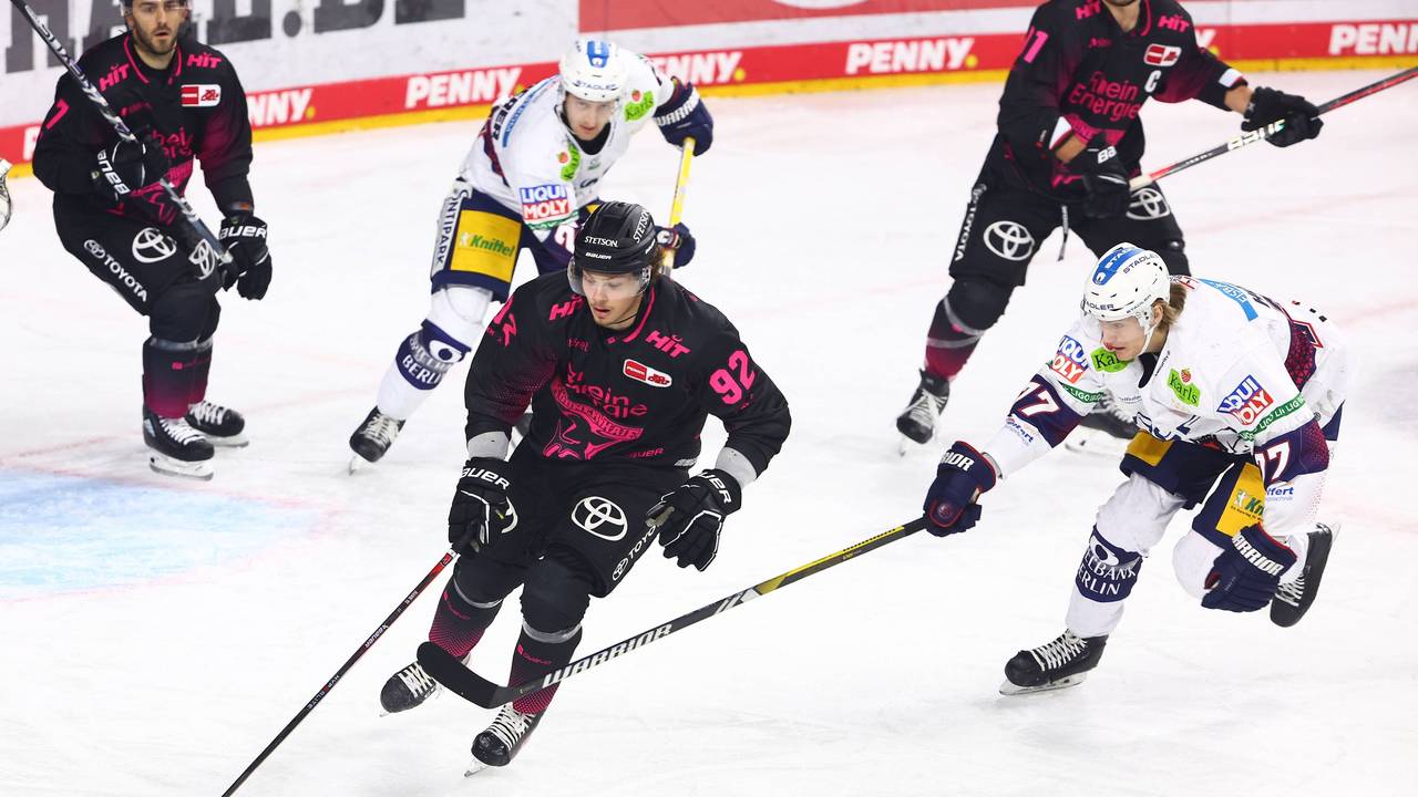 Hakon Hänelt (Kölner Haie) gegen Eisbär Eric Hördler im DEL-Spiel.