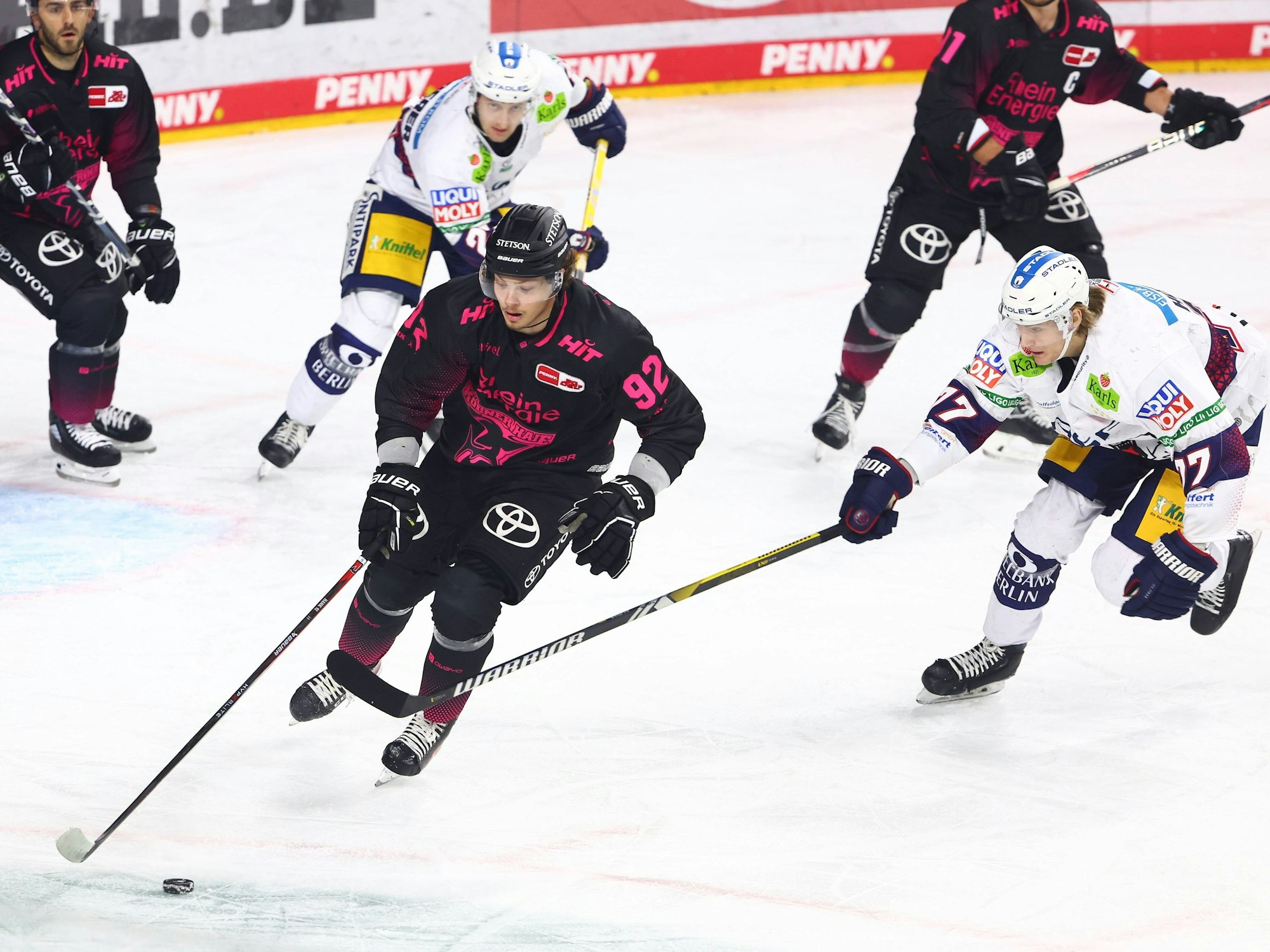 Hakon Hänelt (Kölner Haie) gegen Eisbär Eric Hördler im DEL-Spiel.