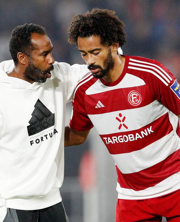 Der Düsseldorfer Trainer Daniel Thioune (l) spricht mit dem Torschützen Emmanuel Iyoha.