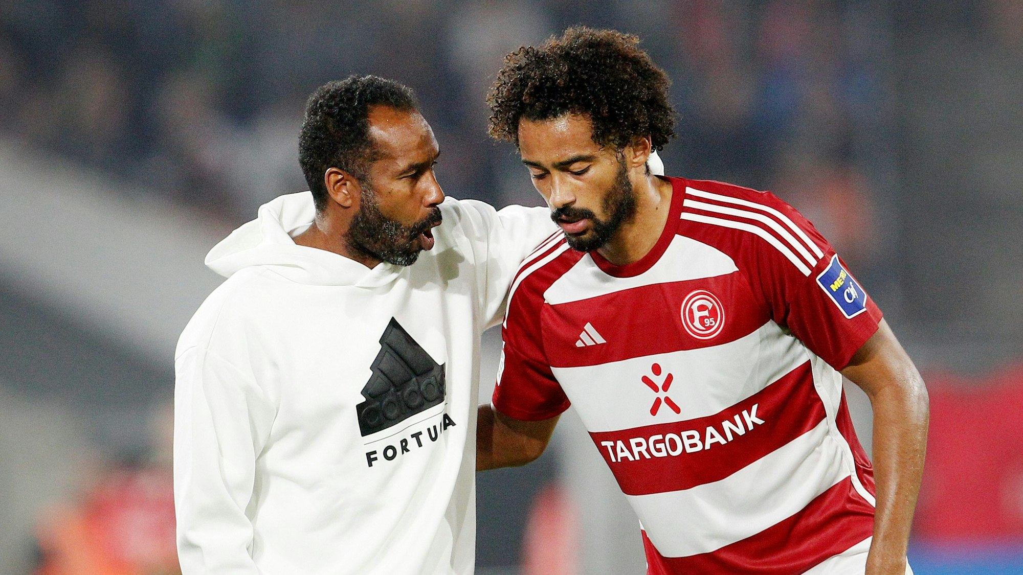 Fortuna Düsseldorfs Trainer Daniel Thioune spricht nach dem 1:1 gegen den VfL Osnabrück mit Torschütze Emmanuel Iyoha.