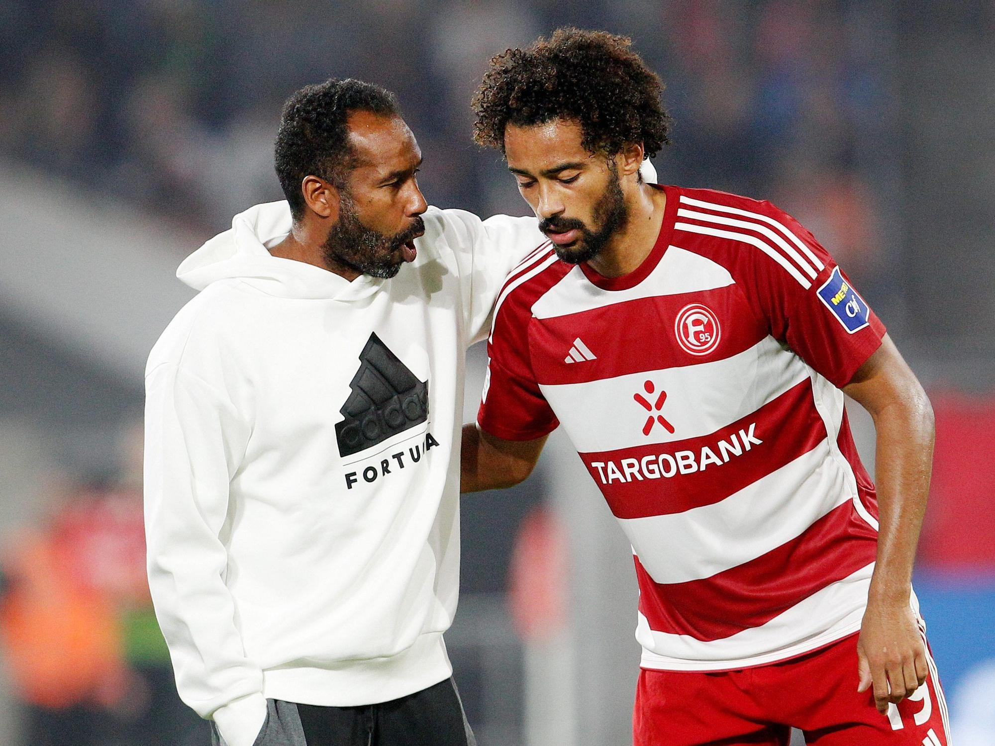 Der Düsseldorfer Trainer Daniel Thioune (l) spricht mit dem Torschützen Emmanuel Iyoha.