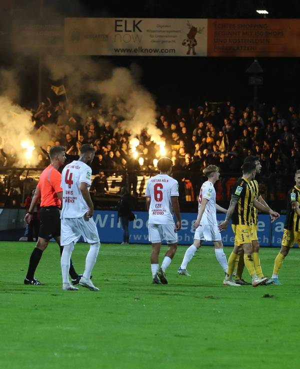 Pyro-Wahnsinn bei SC Fortuna Köln gegen Alemannia Aachen.
