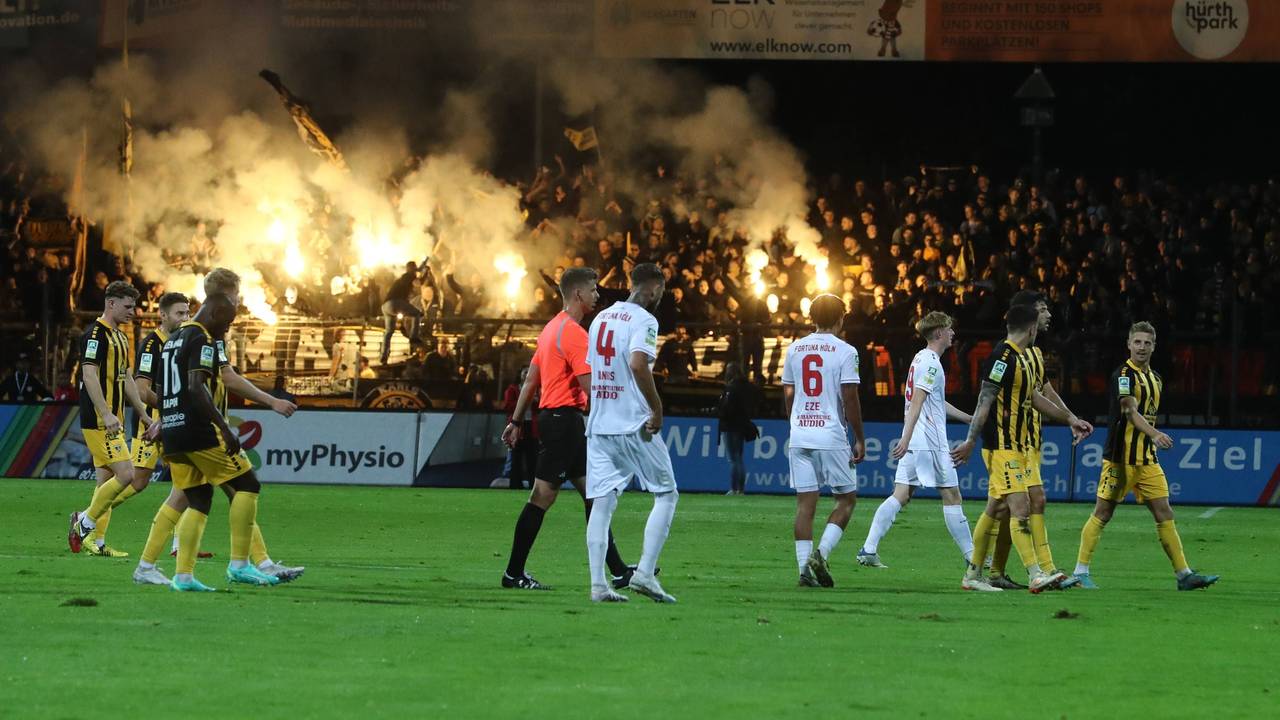 Pyro-Wahnsinn bei SC Fortuna Köln gegen Alemannia Aachen.