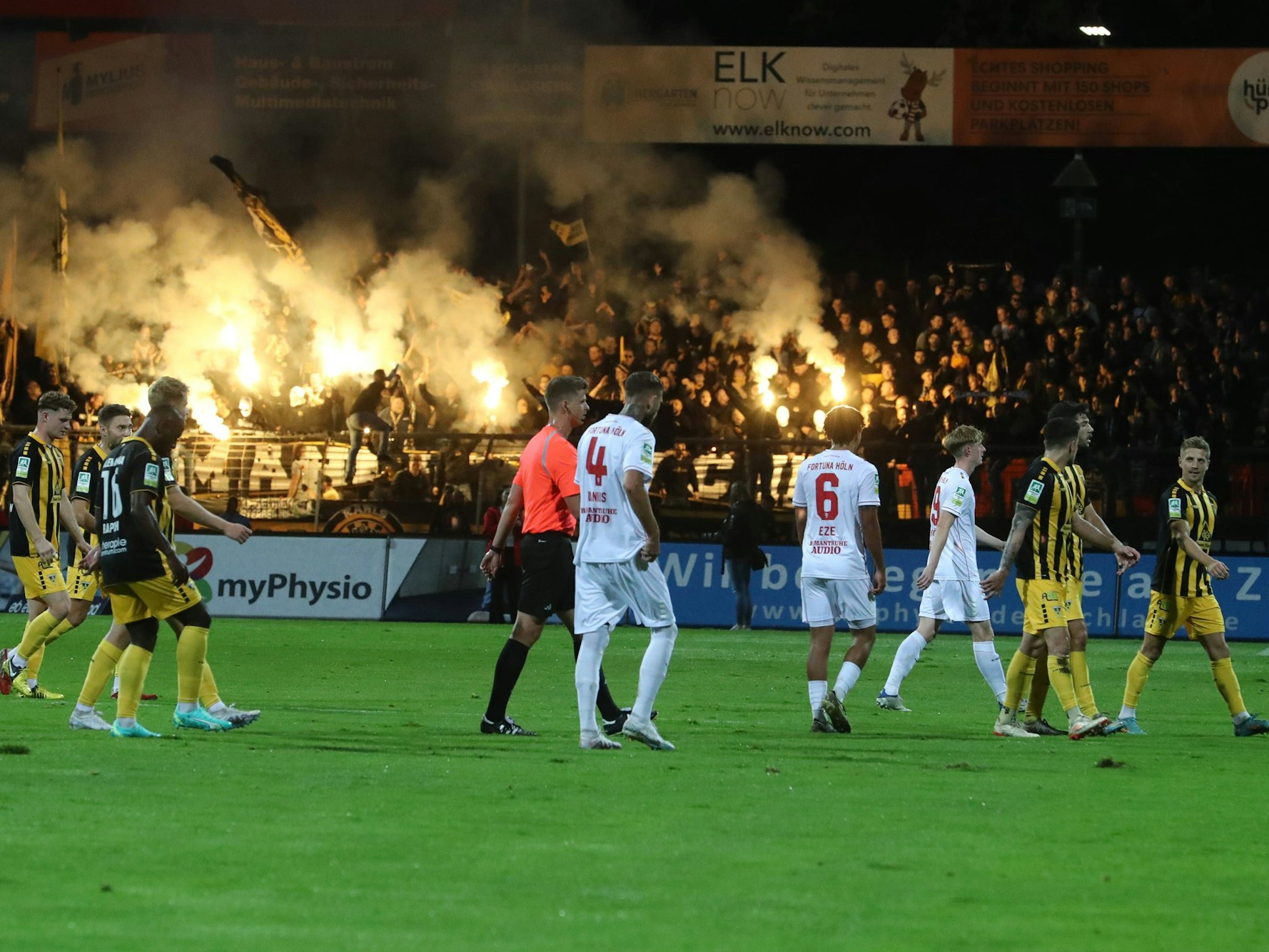 Pyro-Wahnsinn bei SC Fortuna Köln gegen Alemannia Aachen.
