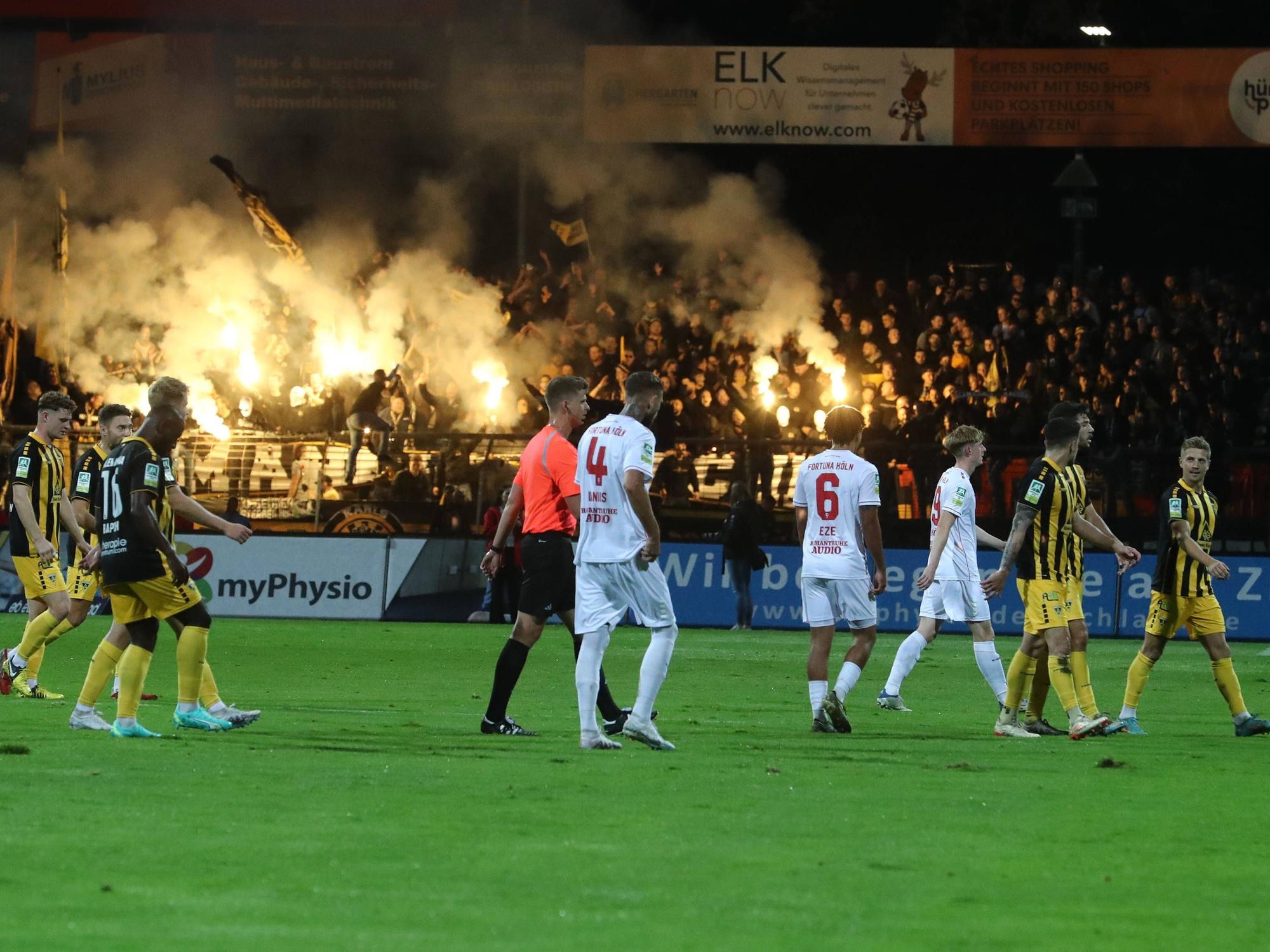 Pyro-Wahnsinn bei SC Fortuna Köln gegen Alemannia Aachen.