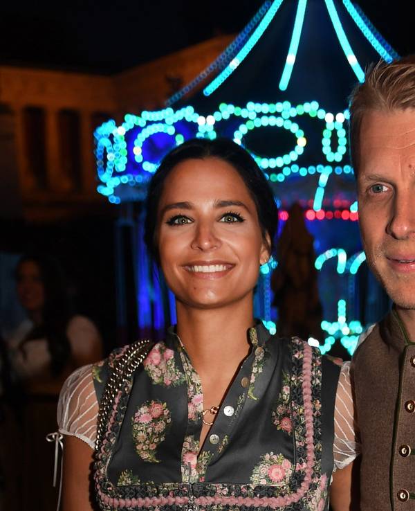 Der Comedian Oliver Pocher und seine Frau Amira feiern im Käferzelt auf der Wiesn.