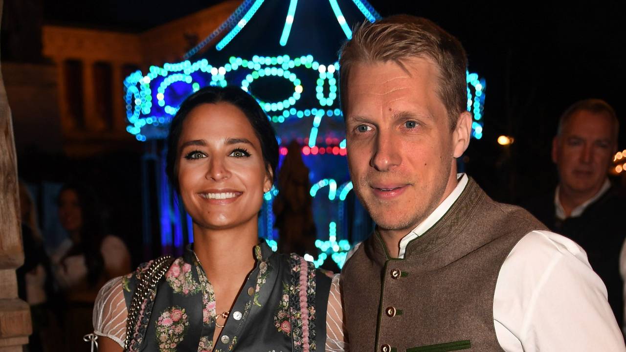 Der Comedian Oliver Pocher und seine Frau Amira feiern im Käferzelt auf der Wiesn.