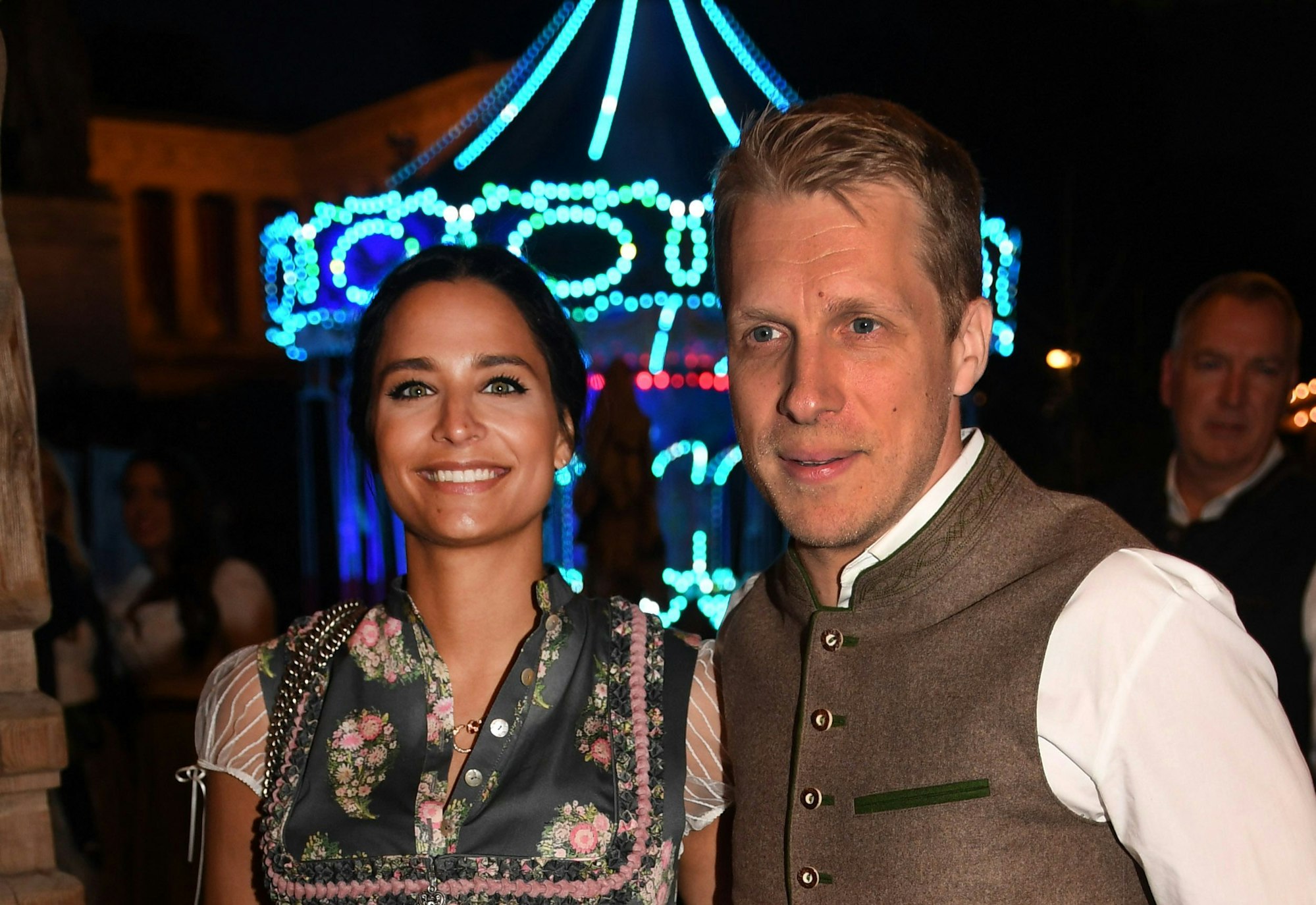 Der Comedian Oliver Pocher und seine Frau Amira feiern im Käferzelt auf der Wiesn.