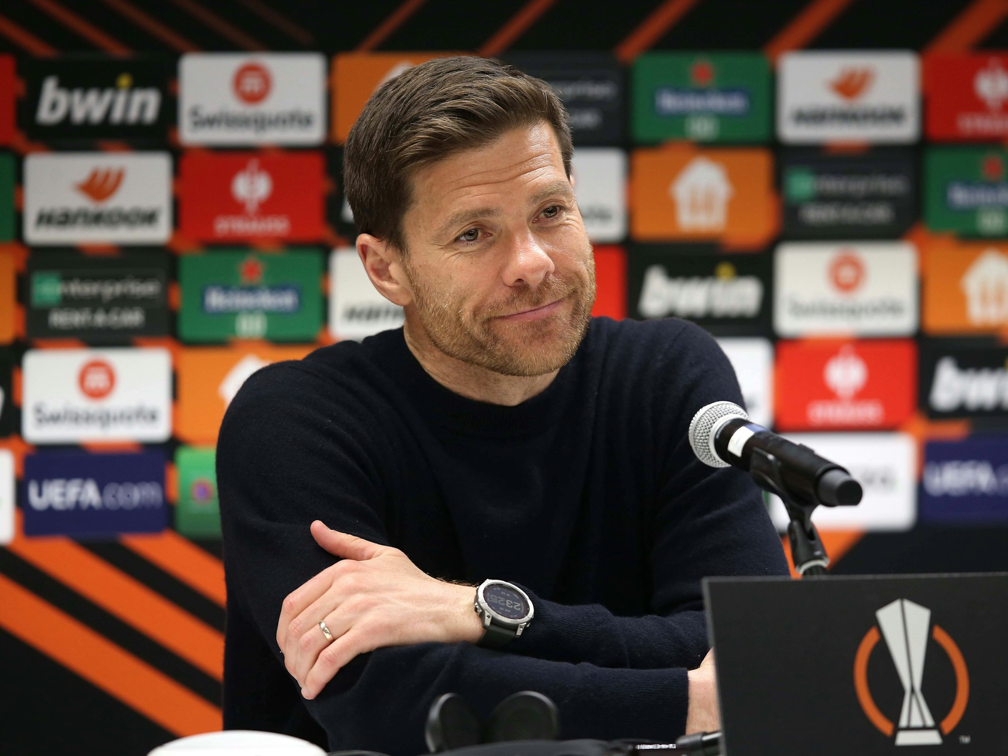 Leverkusen-Trainer Xabi Alonso auf einer Pressekonferenz am 20. April 2023.